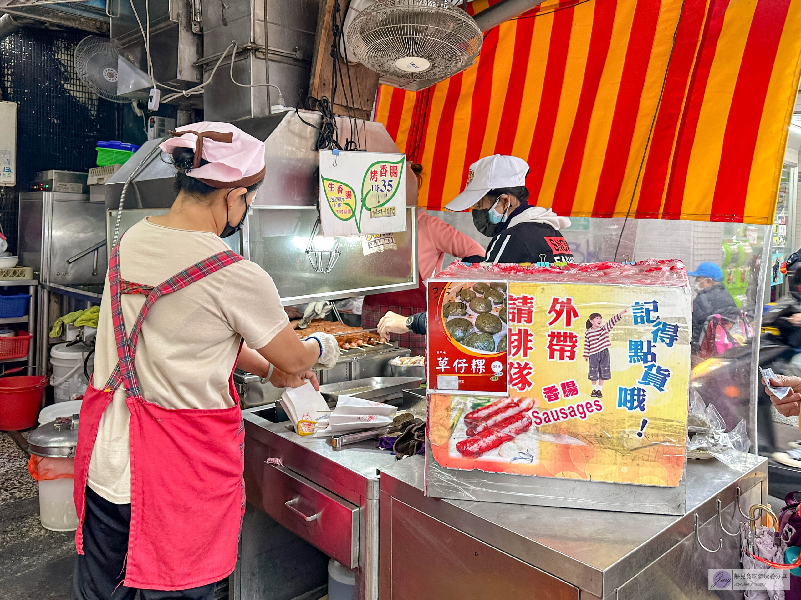 油庫口蚵仔麵線-在地39年老店！人氣排隊麵線，網評高達9000多則，蚵仔麵線配烤香腸在地老饕的最愛/鄰近板橋車站 @靜兒貪吃遊玩愛分享