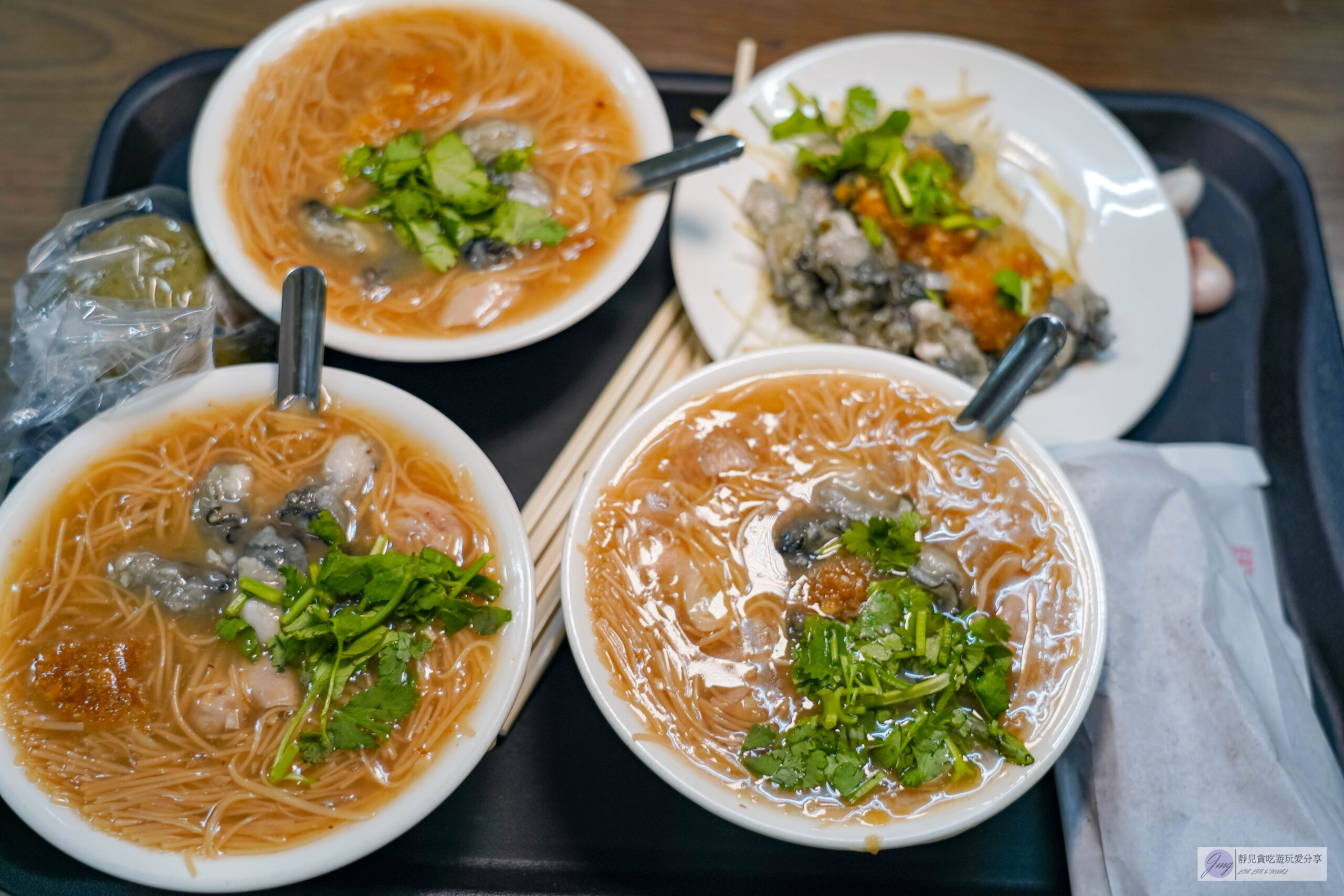 油庫口蚵仔麵線-在地39年老店！人氣排隊麵線，網評高達9000多則，蚵仔麵線配烤香腸在地老饕的最愛/鄰近板橋車站 @靜兒貪吃遊玩愛分享
