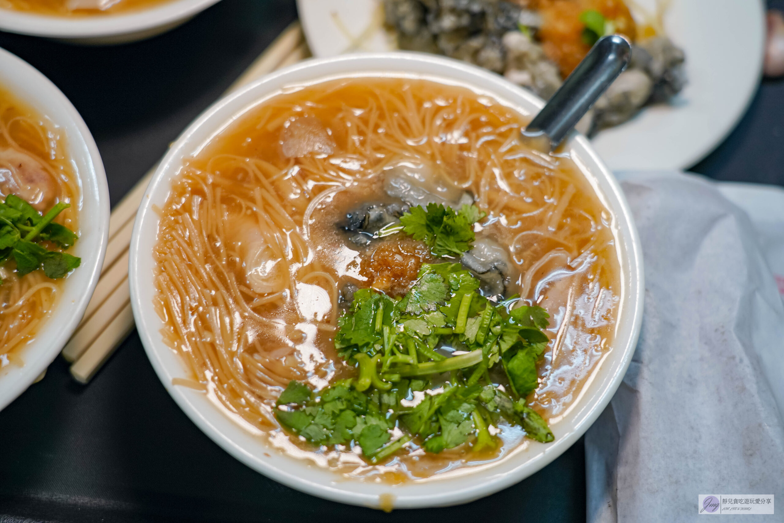 油庫口蚵仔麵線-在地39年老店！人氣排隊麵線，網評高達9000多則，蚵仔麵線配烤香腸在地老饕的最愛/鄰近板橋車站 @靜兒貪吃遊玩愛分享