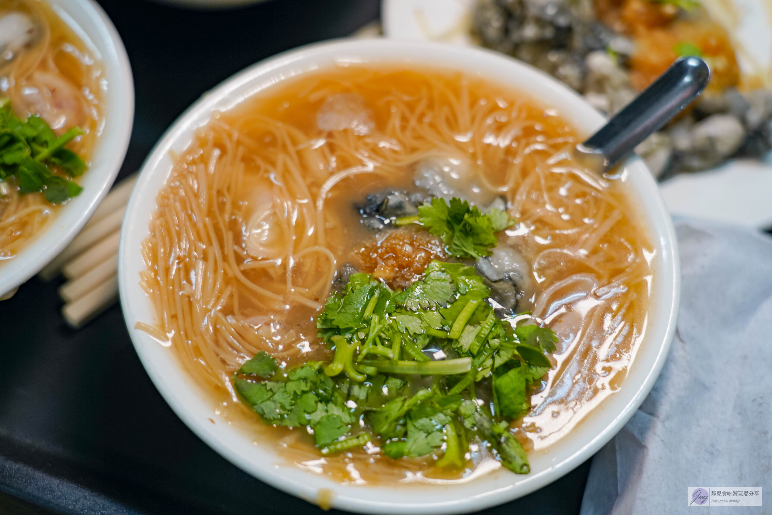 油庫口蚵仔麵線-在地39年老店！人氣排隊麵線，網評高達9000多則，蚵仔麵線配烤香腸在地老饕的最愛/鄰近板橋車站 @靜兒貪吃遊玩愛分享