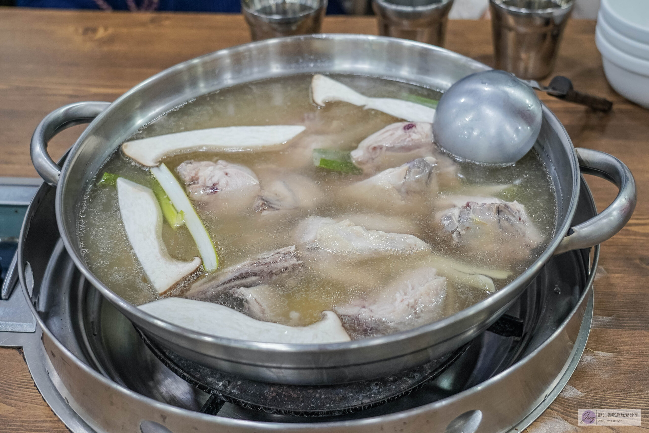 韓國首爾-孔陵一隻雞-隱藏巷弄內！在地人氣知名元祖雞湯店，雞肉肉質軟嫩湯頭鮮甜/鄰近梨花女子大學站 @靜兒貪吃遊玩愛分享