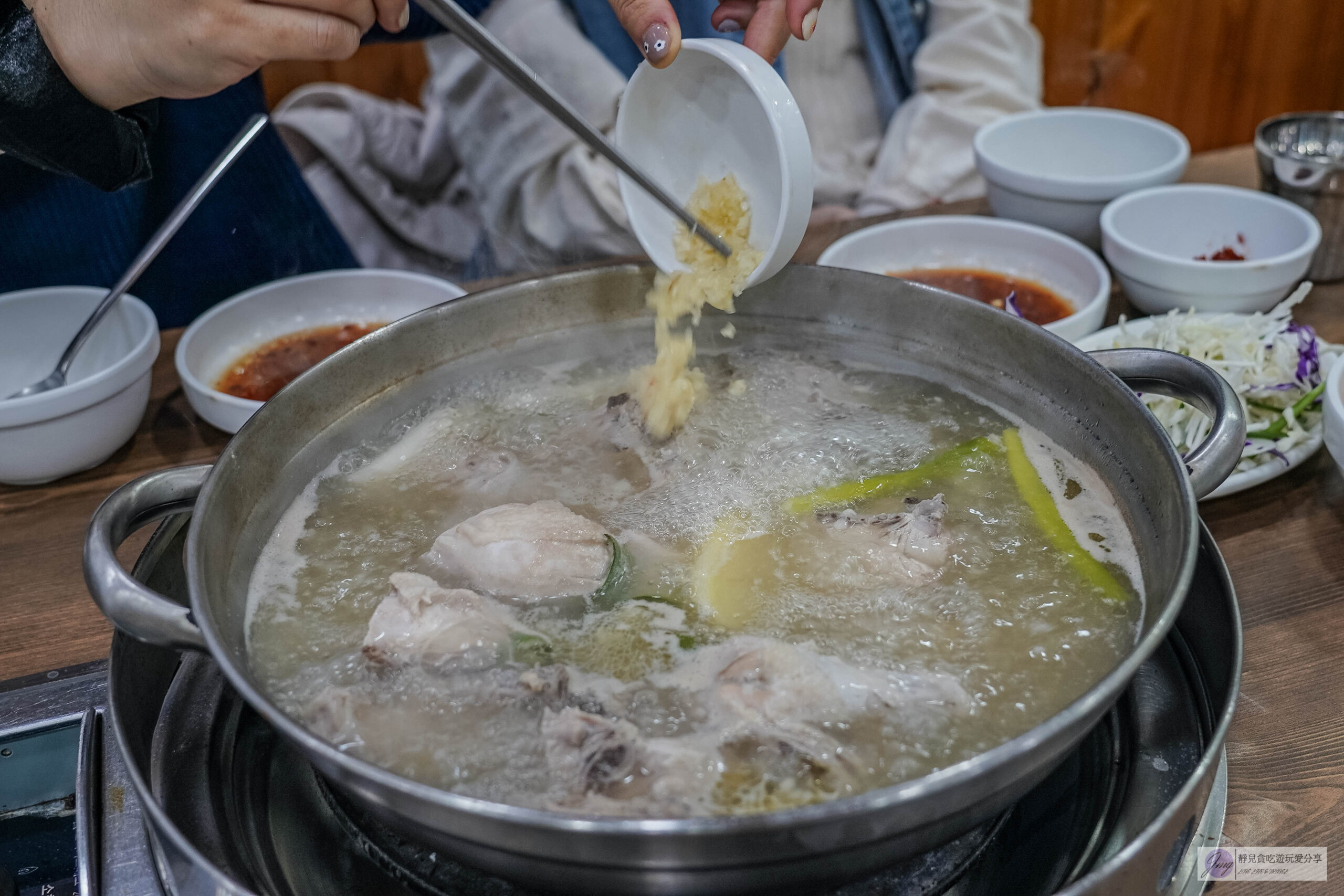 韓國首爾-孔陵一隻雞-隱藏巷弄內！在地人氣知名元祖雞湯店，雞肉肉質軟嫩湯頭鮮甜/鄰近梨花女子大學站 @靜兒貪吃遊玩愛分享