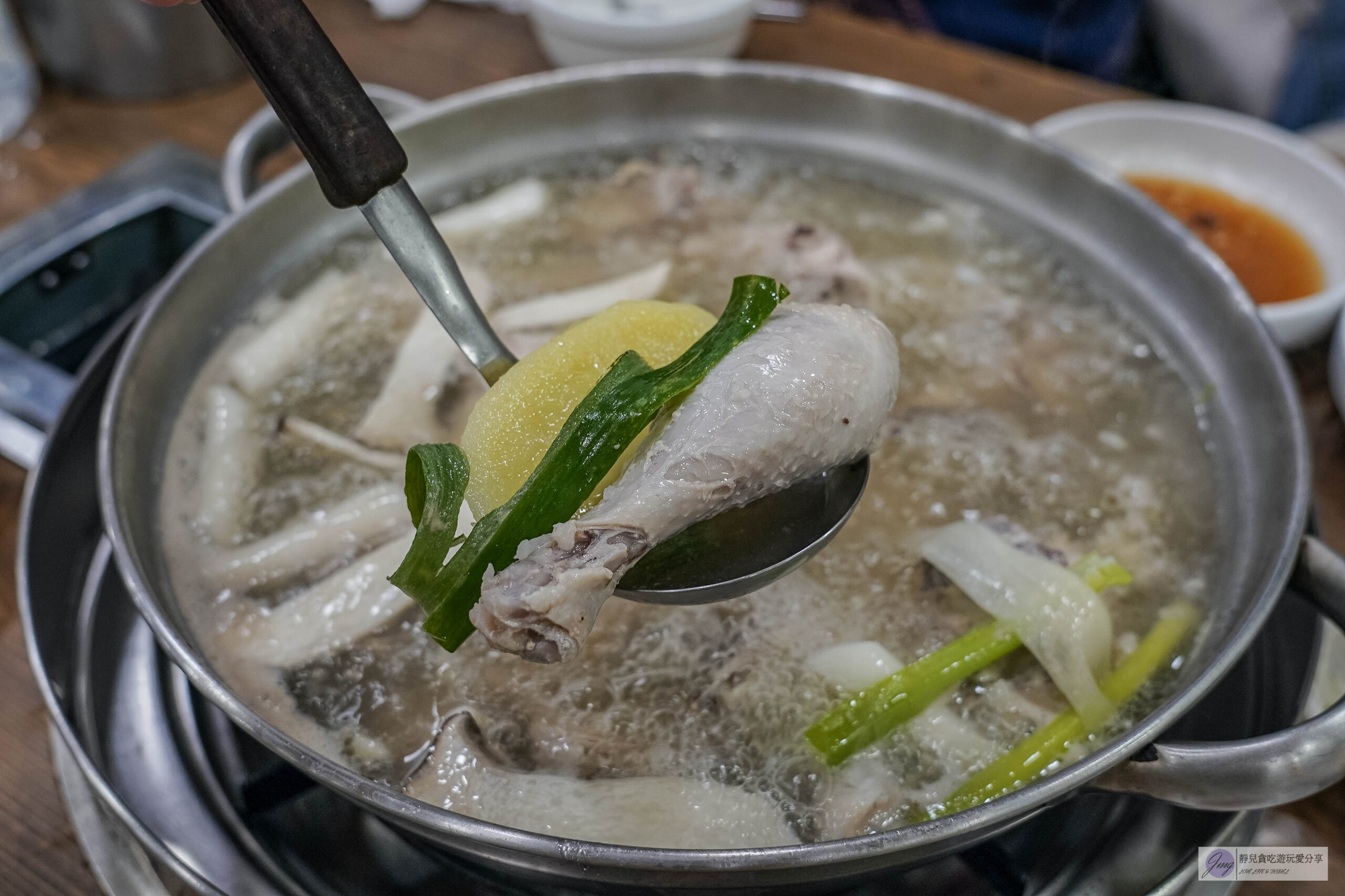 韓國首爾-孔陵一隻雞-隱藏巷弄內！在地人氣知名元祖雞湯店，雞肉肉質軟嫩湯頭鮮甜/鄰近梨花女子大學站 @靜兒貪吃遊玩愛分享
