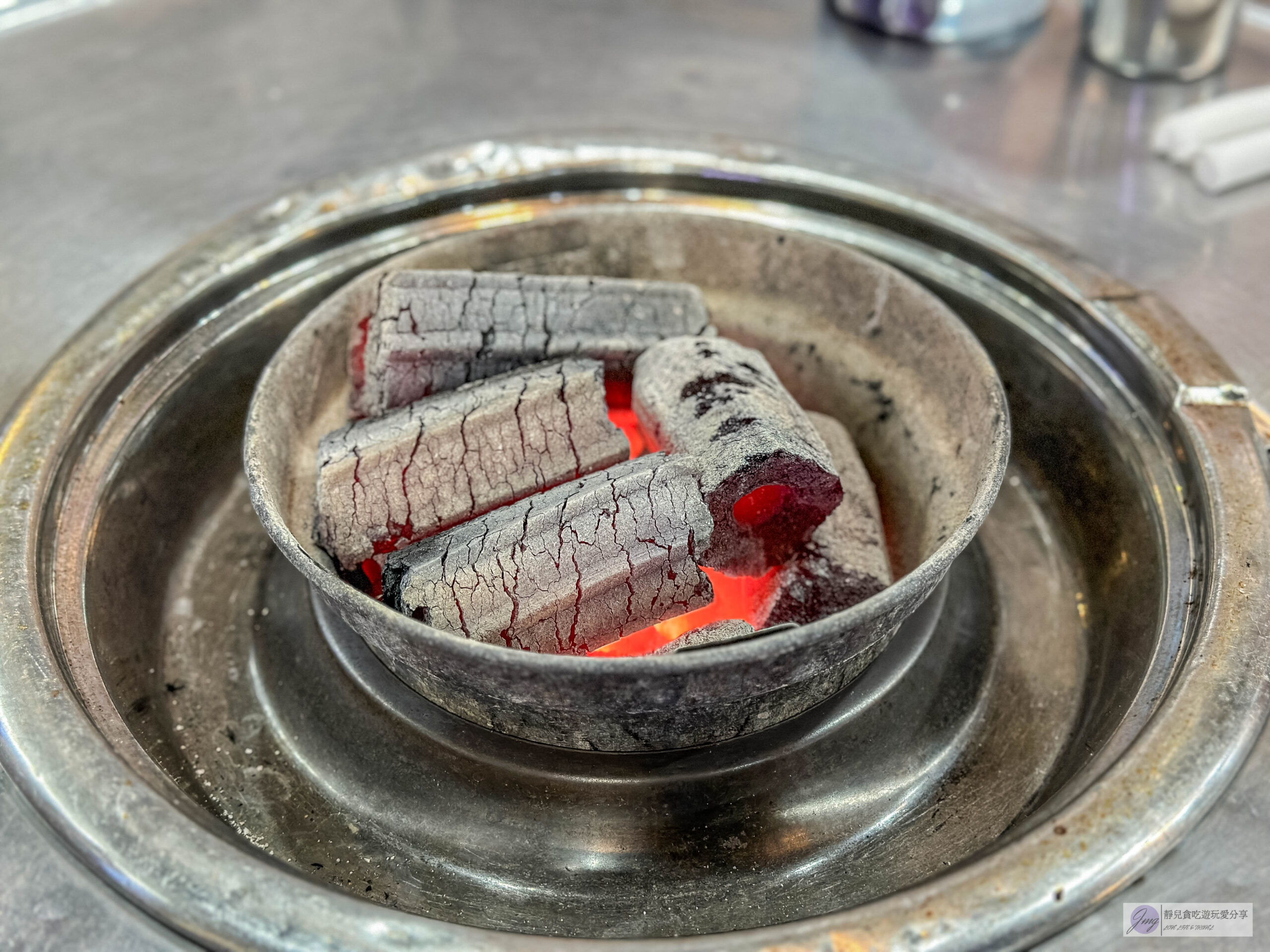 韓國首爾-小豬存錢桶-在地超過40年老店！超人氣石頭烤肉，韓式小菜免費無限續，食尚玩家推薦美食/鄰近弘大入口站 @靜兒貪吃遊玩愛分享