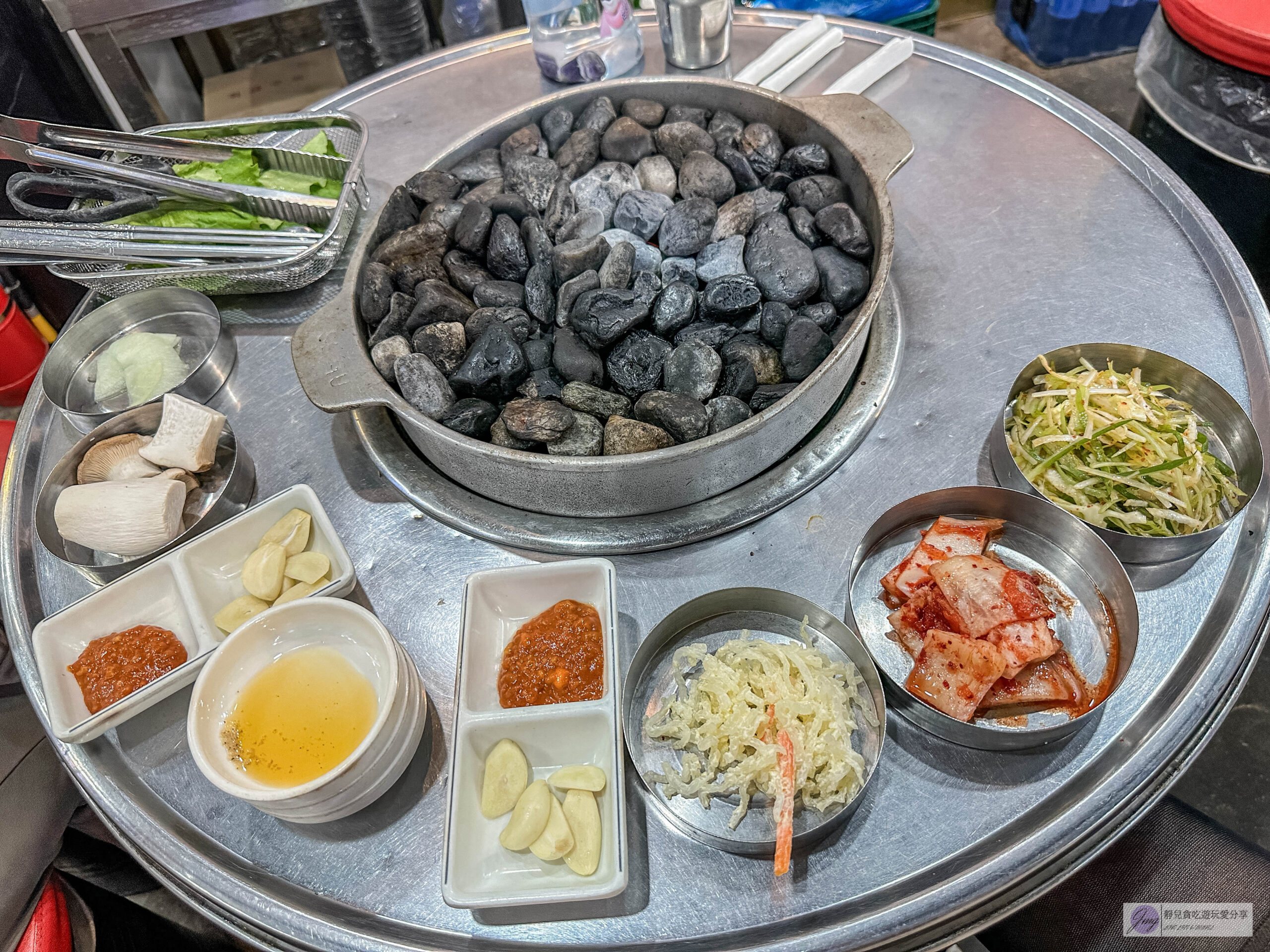韓國首爾-小豬存錢桶-在地超過40年老店！超人氣石頭烤肉，韓式小菜免費無限續，食尚玩家推薦美食/鄰近弘大入口站 @靜兒貪吃遊玩愛分享
