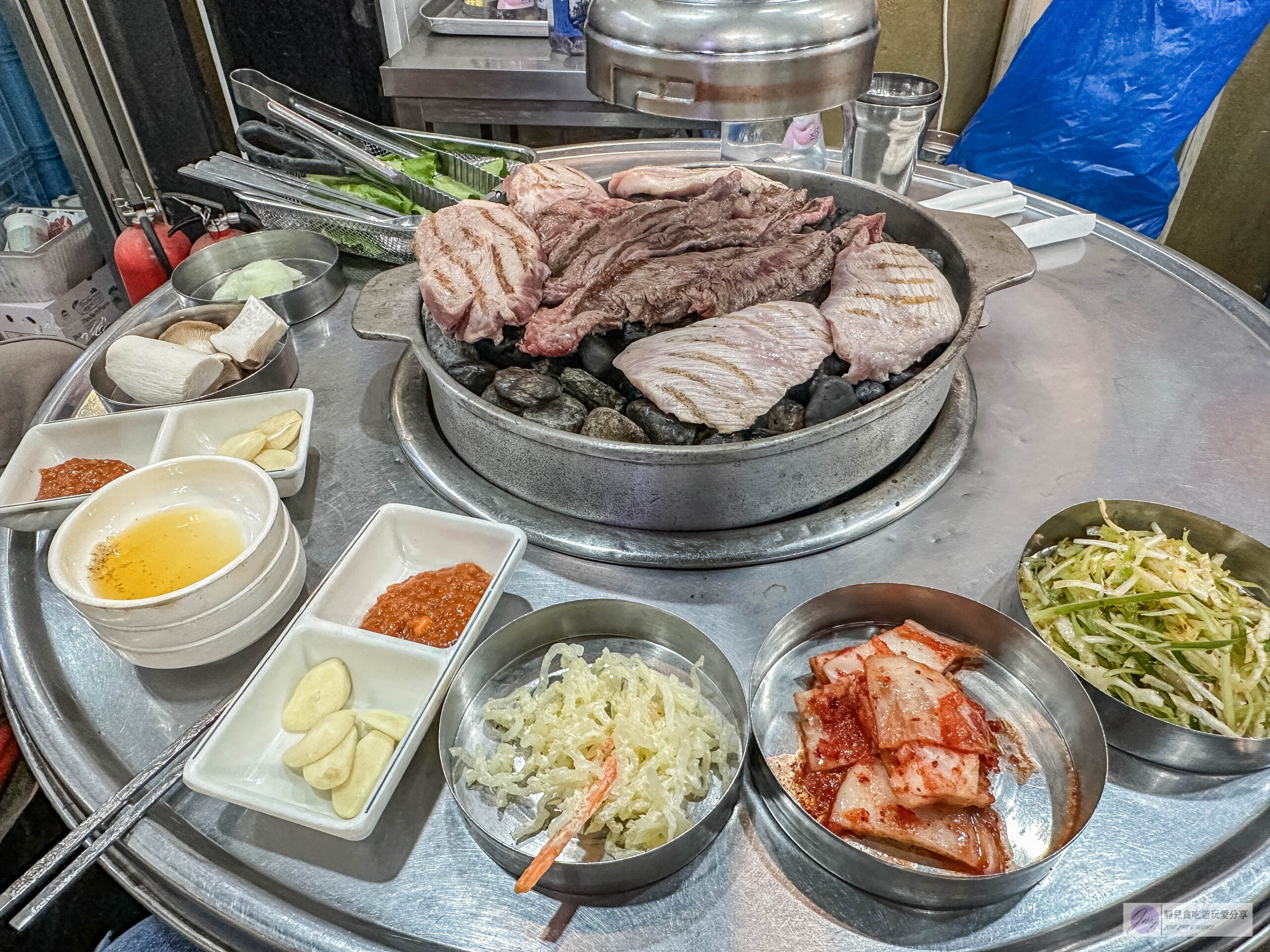 韓國首爾-小豬存錢桶-在地超過40年老店！超人氣石頭烤肉，韓式小菜免費無限續，食尚玩家推薦美食/鄰近弘大入口站 @靜兒貪吃遊玩愛分享