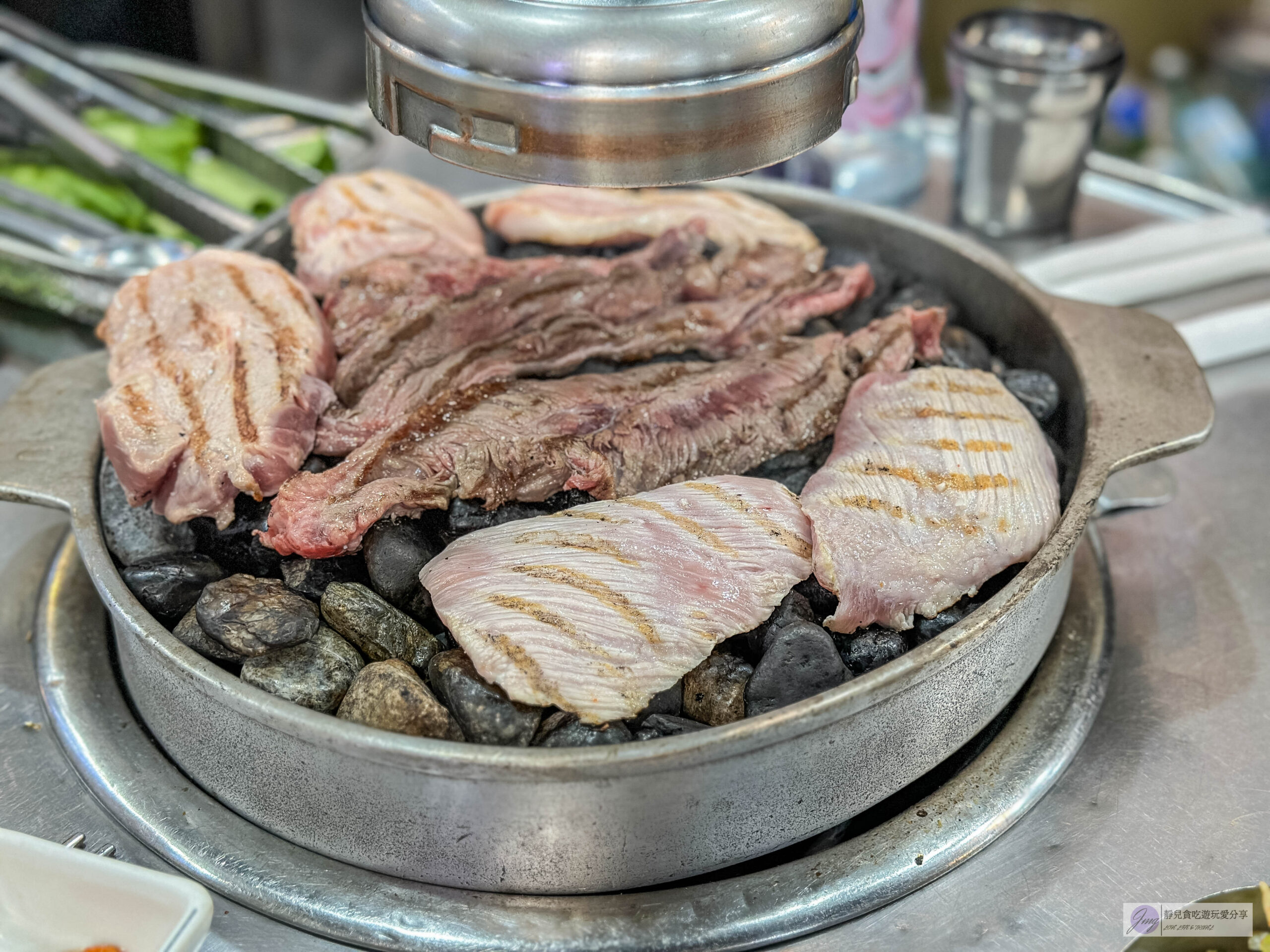 韓國首爾-小豬存錢桶-在地超過40年老店！超人氣石頭烤肉，韓式小菜免費無限續，食尚玩家推薦美食/鄰近弘大入口站 @靜兒貪吃遊玩愛分享