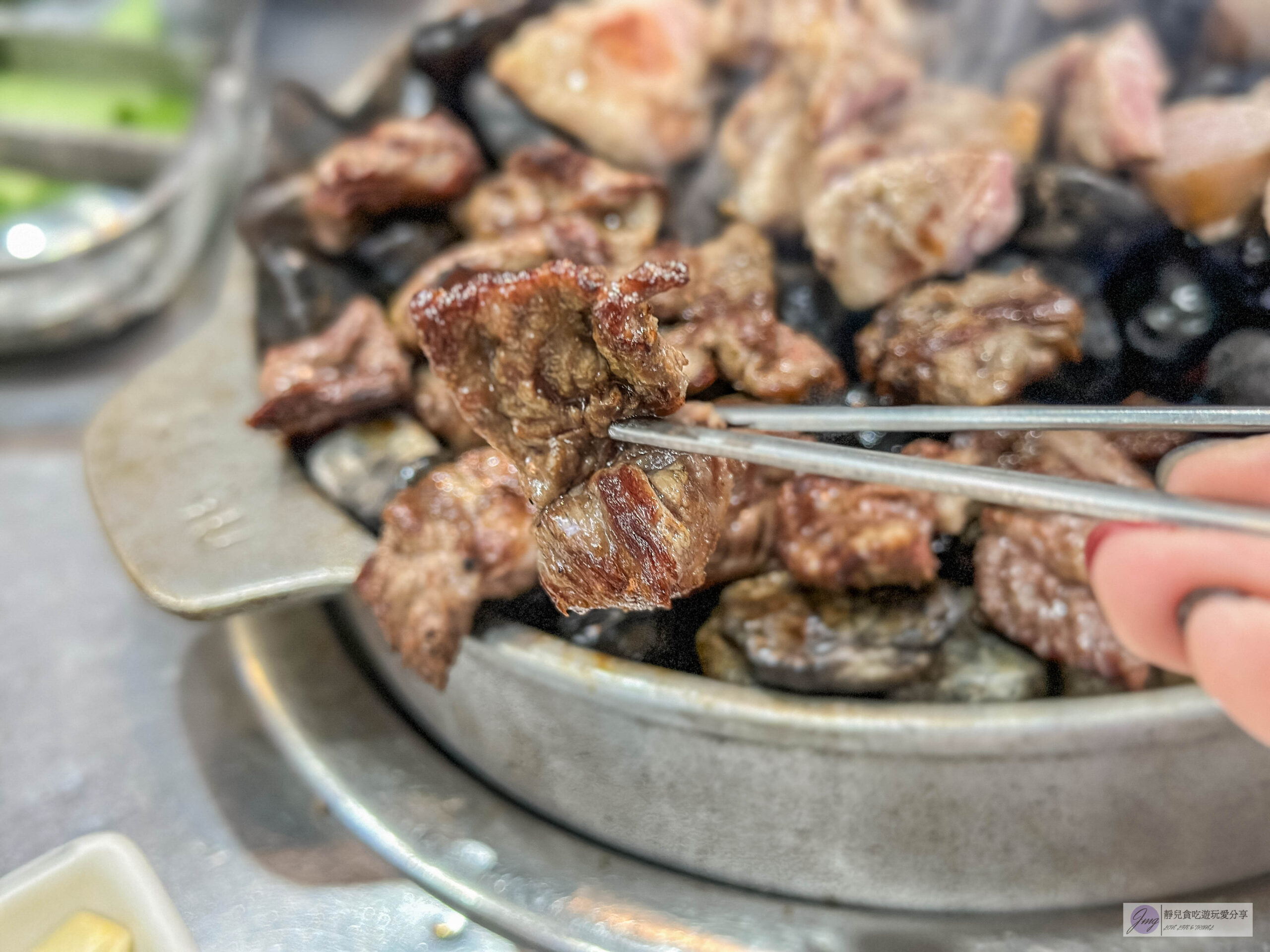 韓國首爾-小豬存錢桶-在地超過40年老店！超人氣石頭烤肉，韓式小菜免費無限續，食尚玩家推薦美食/鄰近弘大入口站 @靜兒貪吃遊玩愛分享