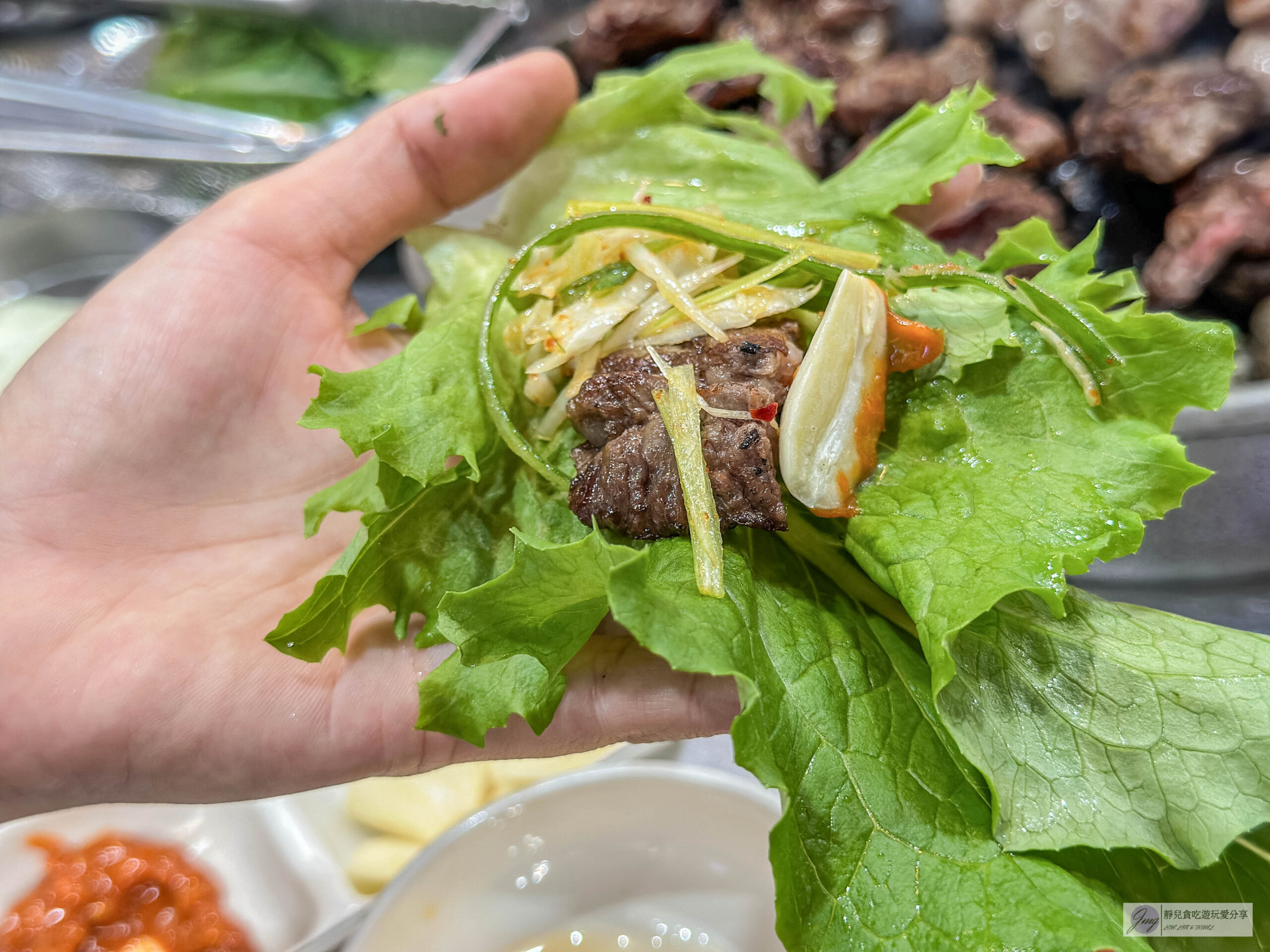 韓國首爾-小豬存錢桶-在地超過40年老店！超人氣石頭烤肉，韓式小菜免費無限續，食尚玩家推薦美食/鄰近弘大入口站 @靜兒貪吃遊玩愛分享