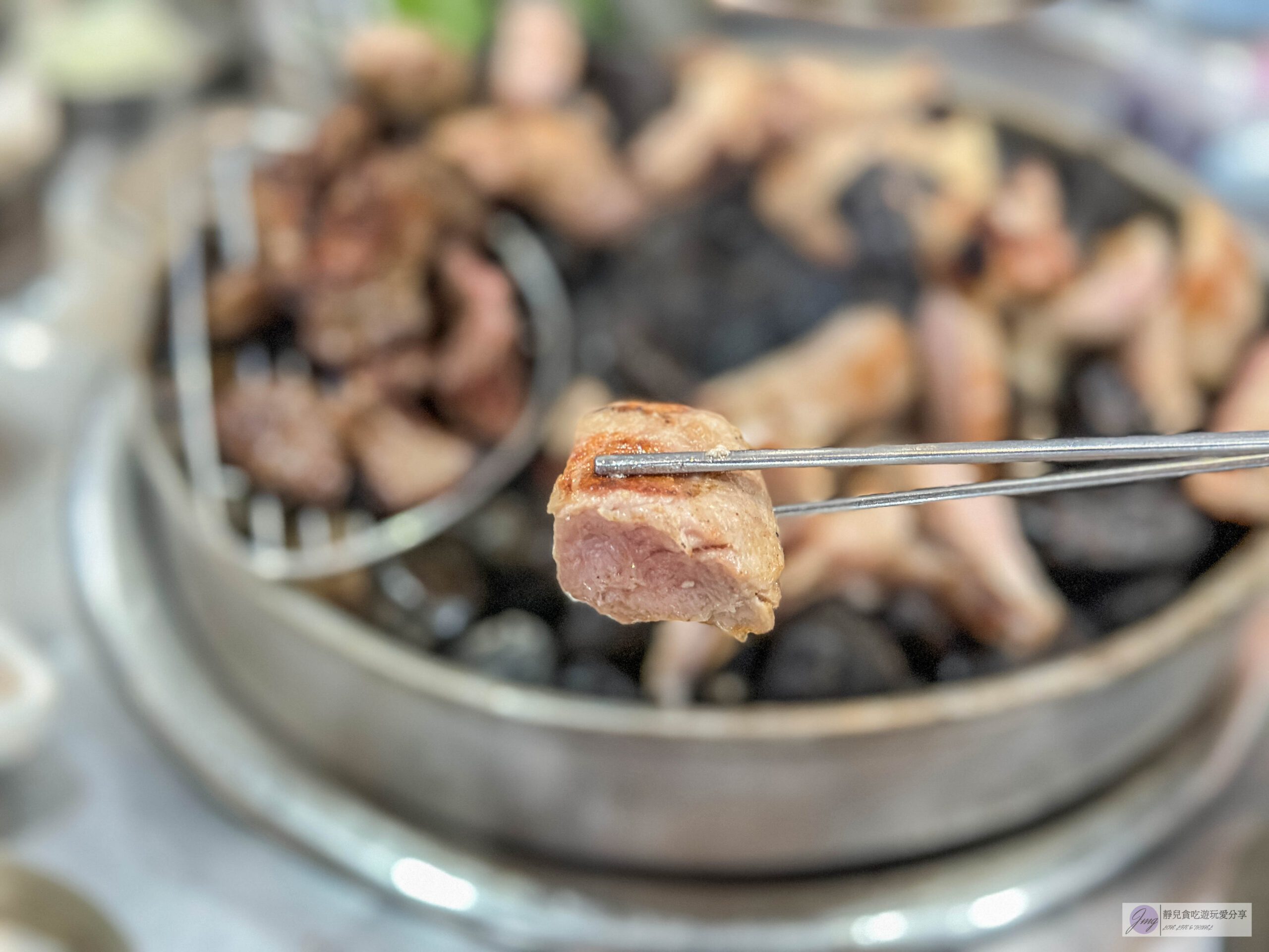 韓國首爾-小豬存錢桶-在地超過40年老店！超人氣石頭烤肉，韓式小菜免費無限續，食尚玩家推薦美食/鄰近弘大入口站 @靜兒貪吃遊玩愛分享