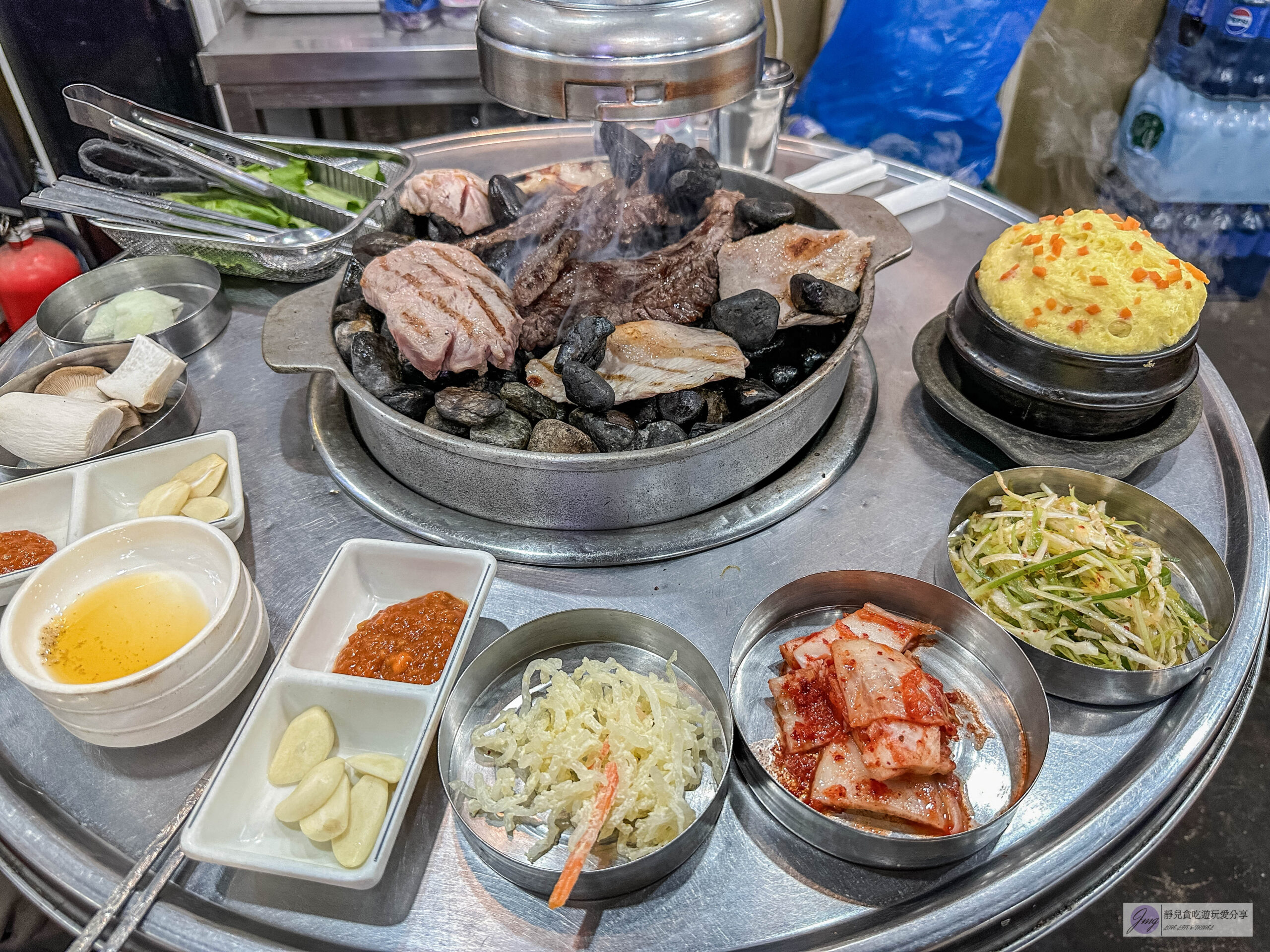 韓國首爾-小豬存錢桶-在地超過40年老店！超人氣石頭烤肉，韓式小菜免費無限續，食尚玩家推薦美食/鄰近弘大入口站 @靜兒貪吃遊玩愛分享