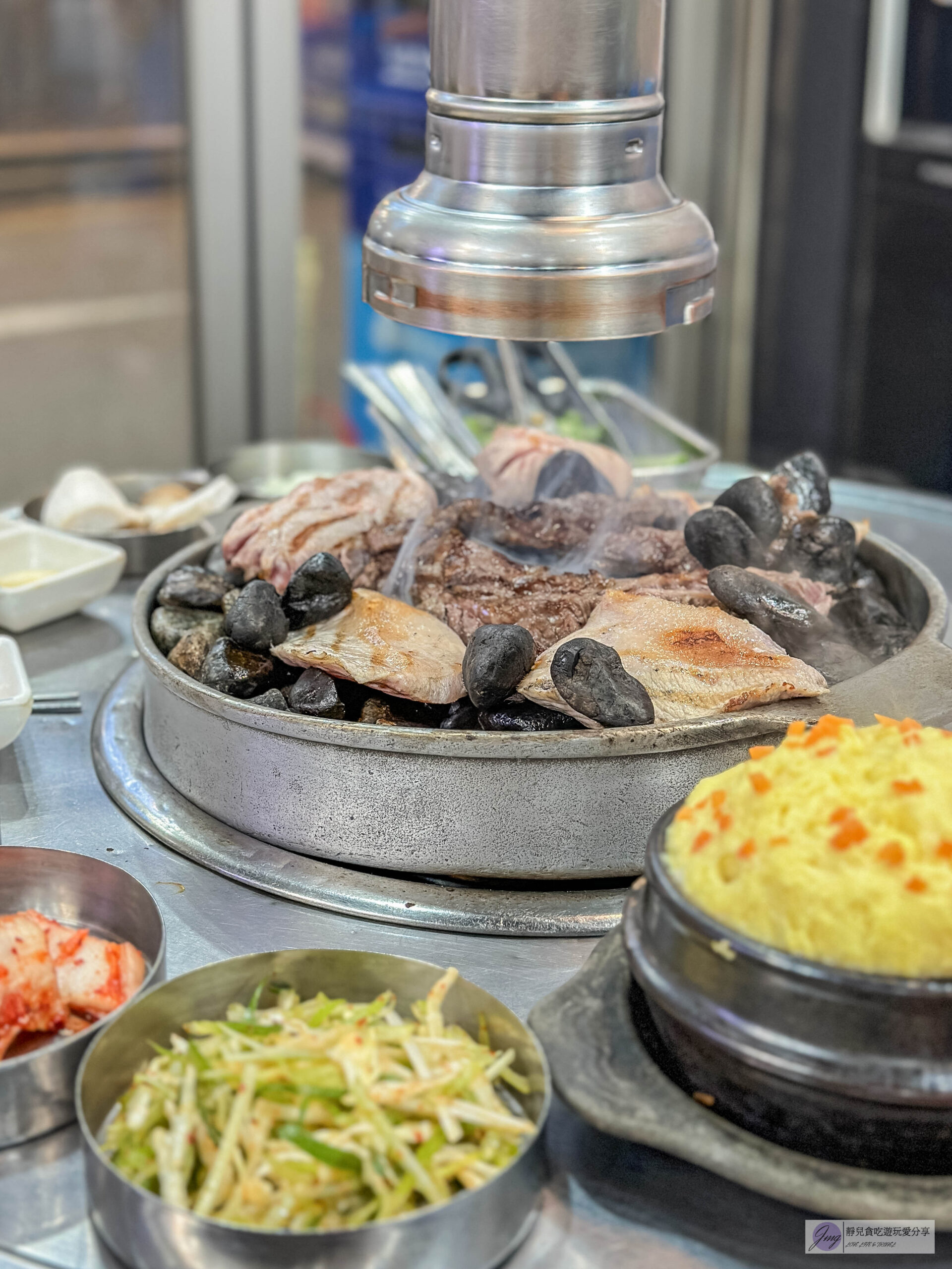 韓國首爾-小豬存錢桶-在地超過40年老店！超人氣石頭烤肉，韓式小菜免費無限續，食尚玩家推薦美食/鄰近弘大入口站 @靜兒貪吃遊玩愛分享