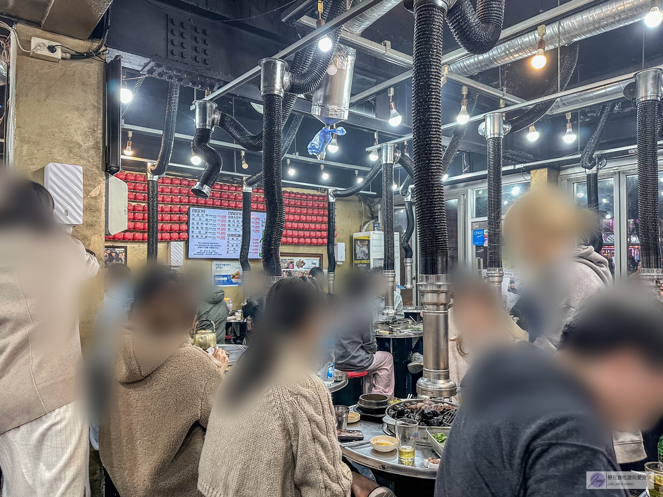 韓國首爾-小豬存錢桶-在地超過40年老店！超人氣石頭烤肉，韓式小菜免費無限續，食尚玩家推薦美食/鄰近弘大入口站 @靜兒貪吃遊玩愛分享