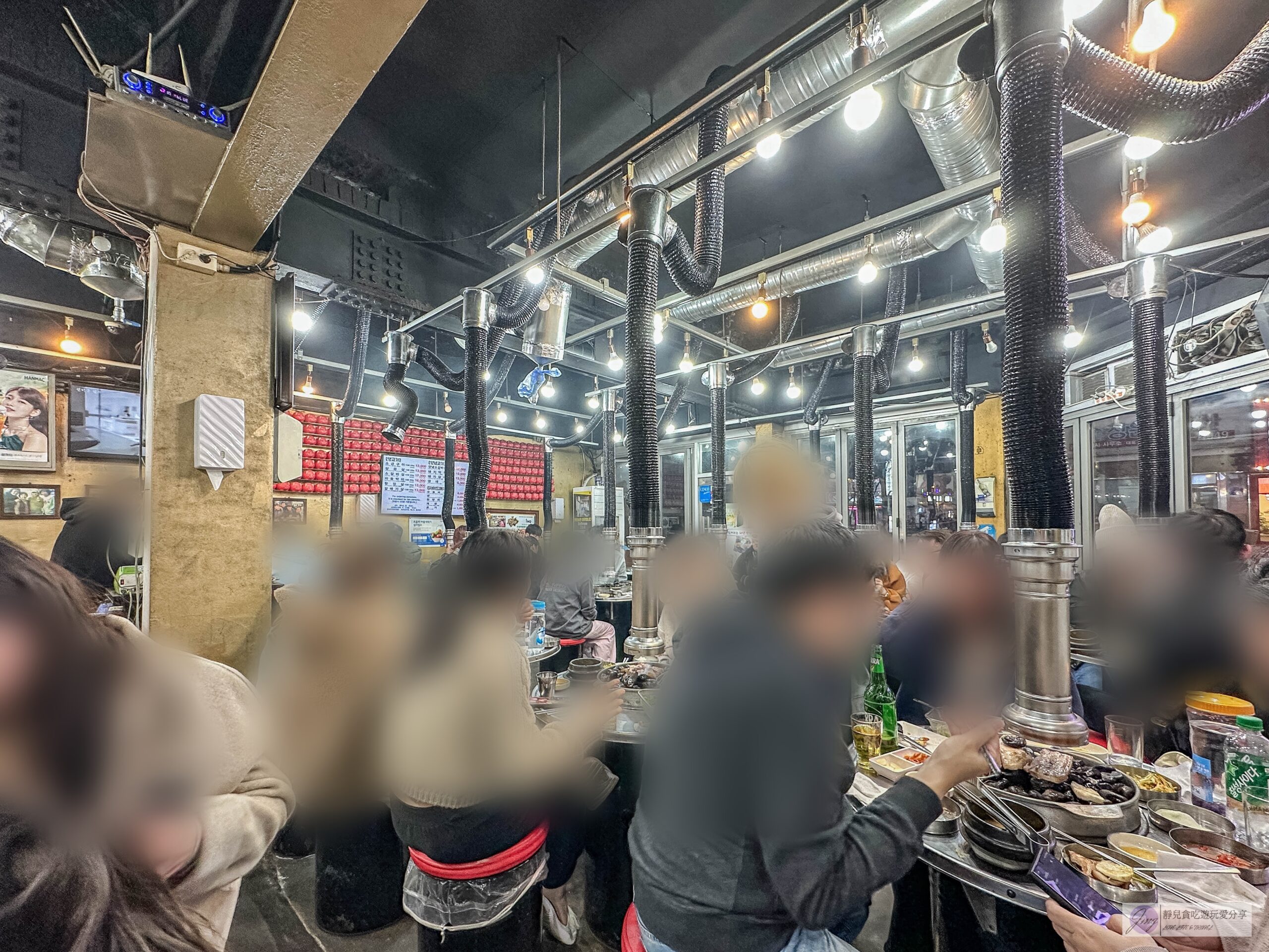 韓國首爾-小豬存錢桶-在地超過40年老店！超人氣石頭烤肉，韓式小菜免費無限續，食尚玩家推薦美食/鄰近弘大入口站 @靜兒貪吃遊玩愛分享