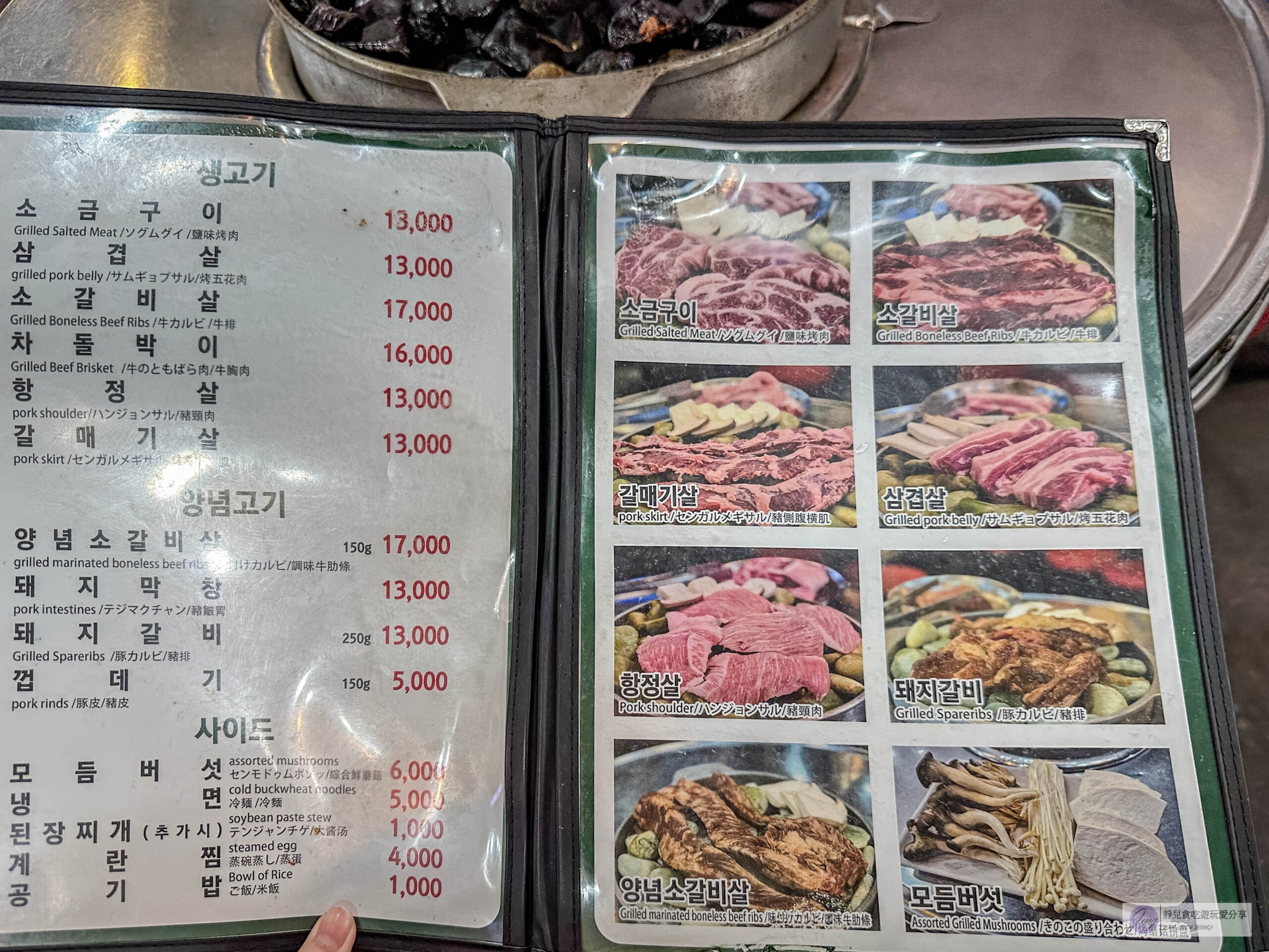 韓國首爾-小豬存錢桶-在地超過40年老店！超人氣石頭烤肉，韓式小菜免費無限續，食尚玩家推薦美食/鄰近弘大入口站 @靜兒貪吃遊玩愛分享