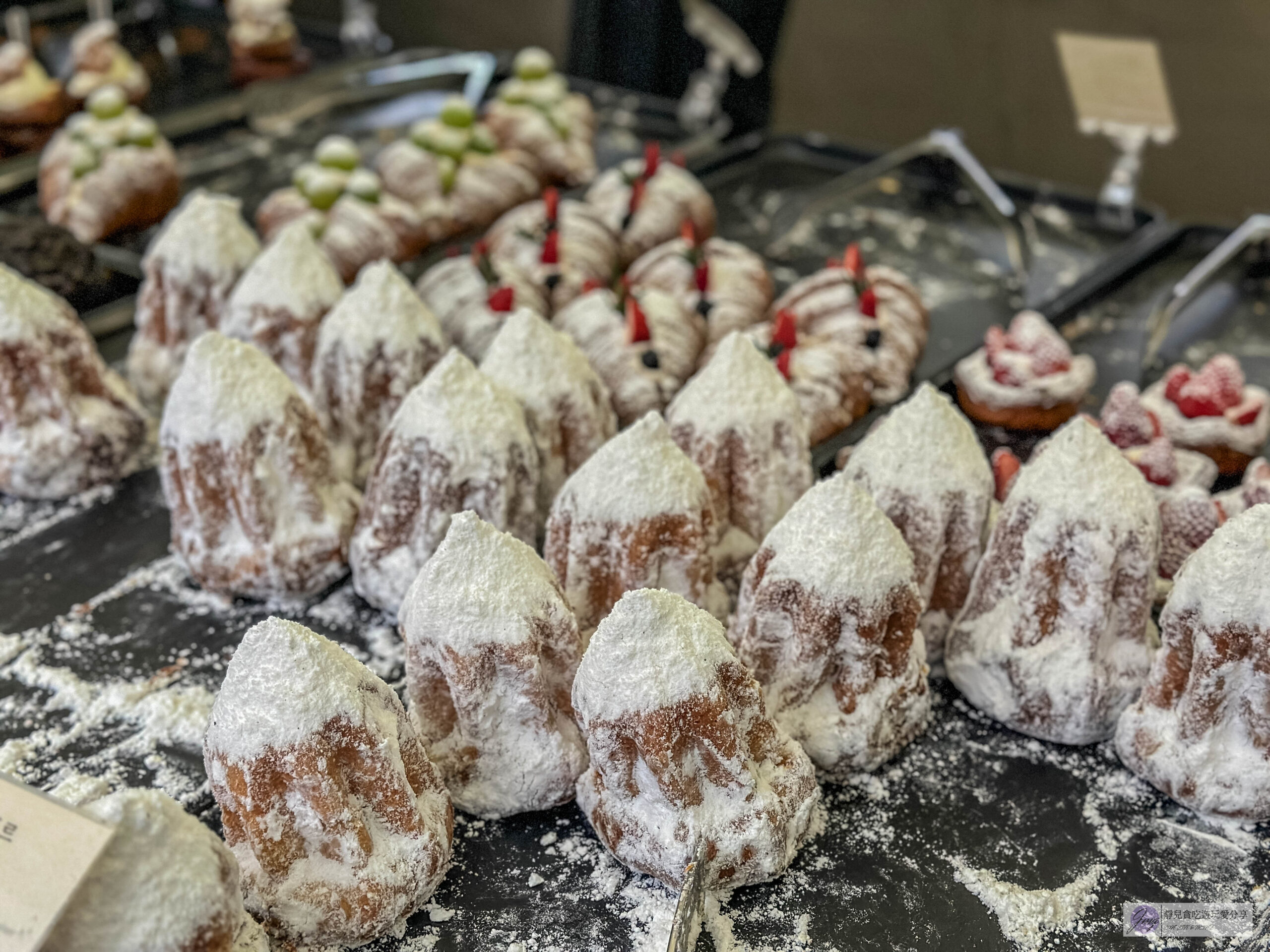 韓國首爾-Cafe Onion 聖水店-在地人氣咖啡廳！老屋改造工業風廢墟咖啡麵包店，雪山麵包Pandoro、草莓可頌必點/鄰近聖水地鐵站 @靜兒貪吃遊玩愛分享