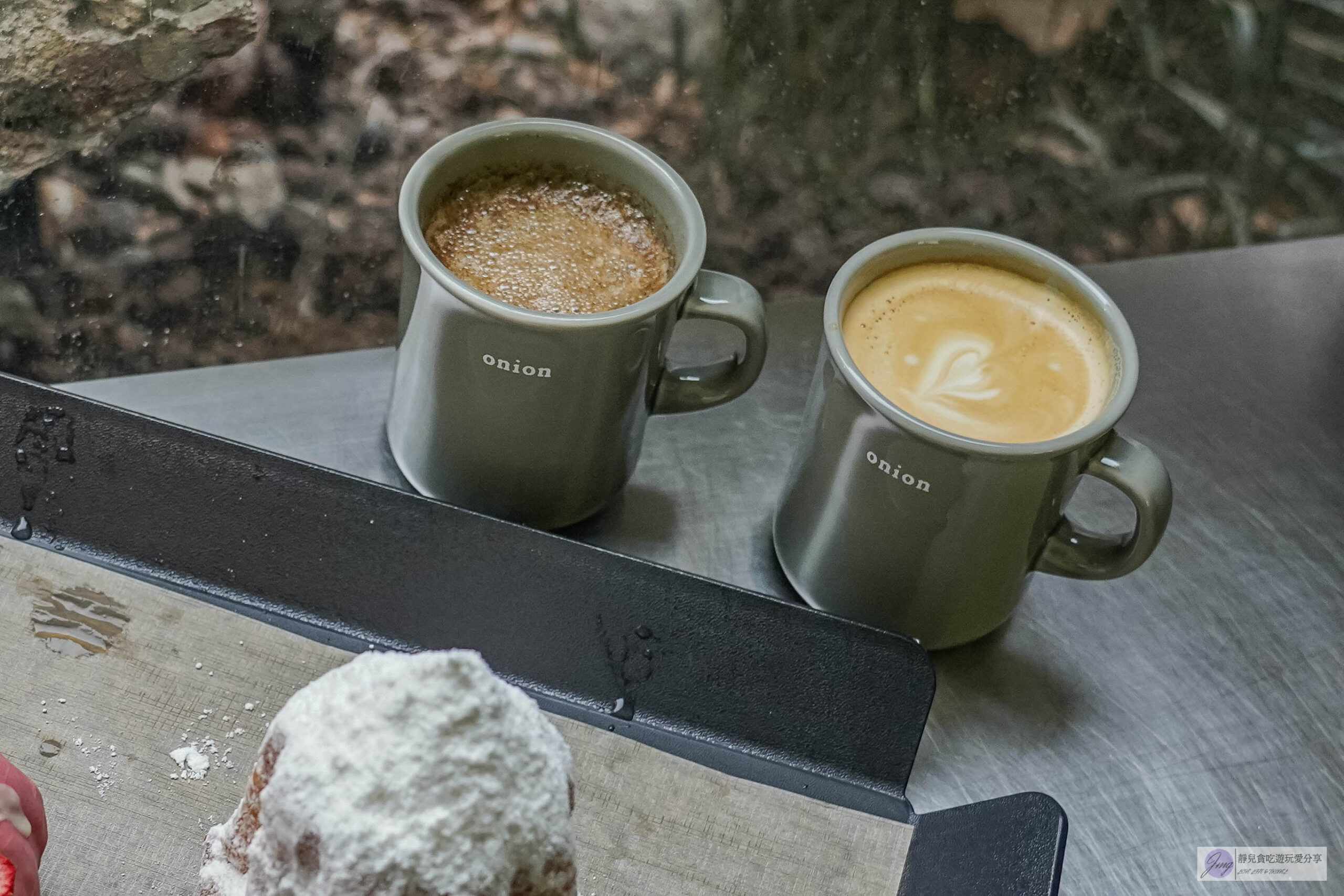 韓國首爾-Cafe Onion 聖水店-在地人氣咖啡廳！老屋改造工業風廢墟咖啡麵包店，雪山麵包Pandoro、草莓可頌必點/鄰近聖水地鐵站 @靜兒貪吃遊玩愛分享