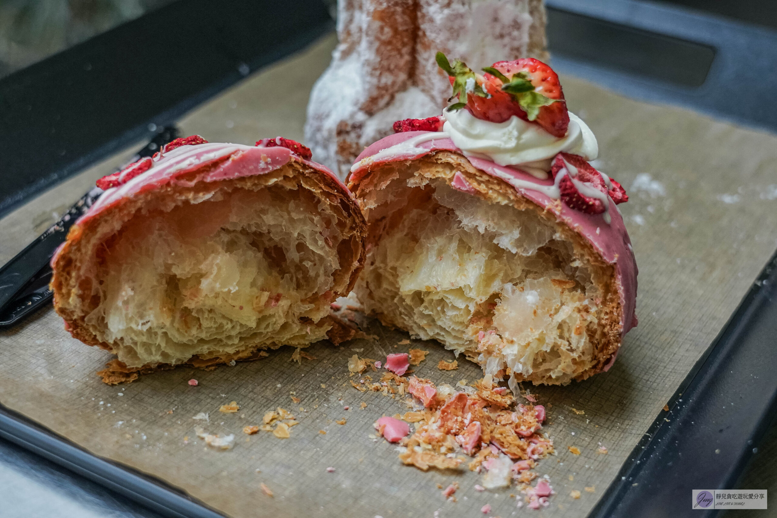 韓國首爾-Cafe Onion 聖水店-在地人氣咖啡廳！老屋改造工業風廢墟咖啡麵包店，雪山麵包Pandoro、草莓可頌必點/鄰近聖水地鐵站 @靜兒貪吃遊玩愛分享