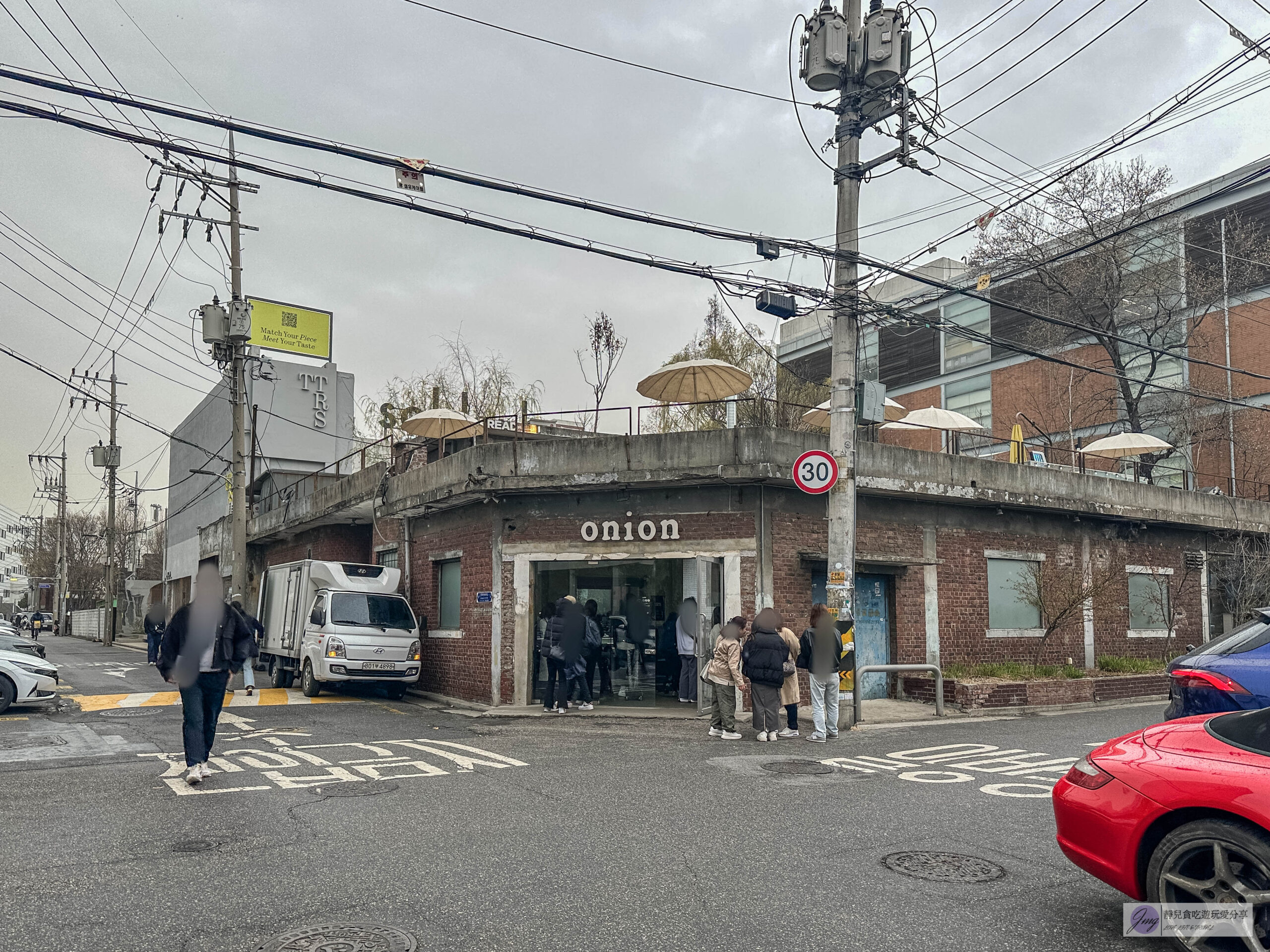 韓國首爾-Cafe Onion 聖水店-在地人氣咖啡廳！老屋改造工業風廢墟咖啡麵包店，雪山麵包Pandoro、草莓可頌必點/鄰近聖水地鐵站 @靜兒貪吃遊玩愛分享