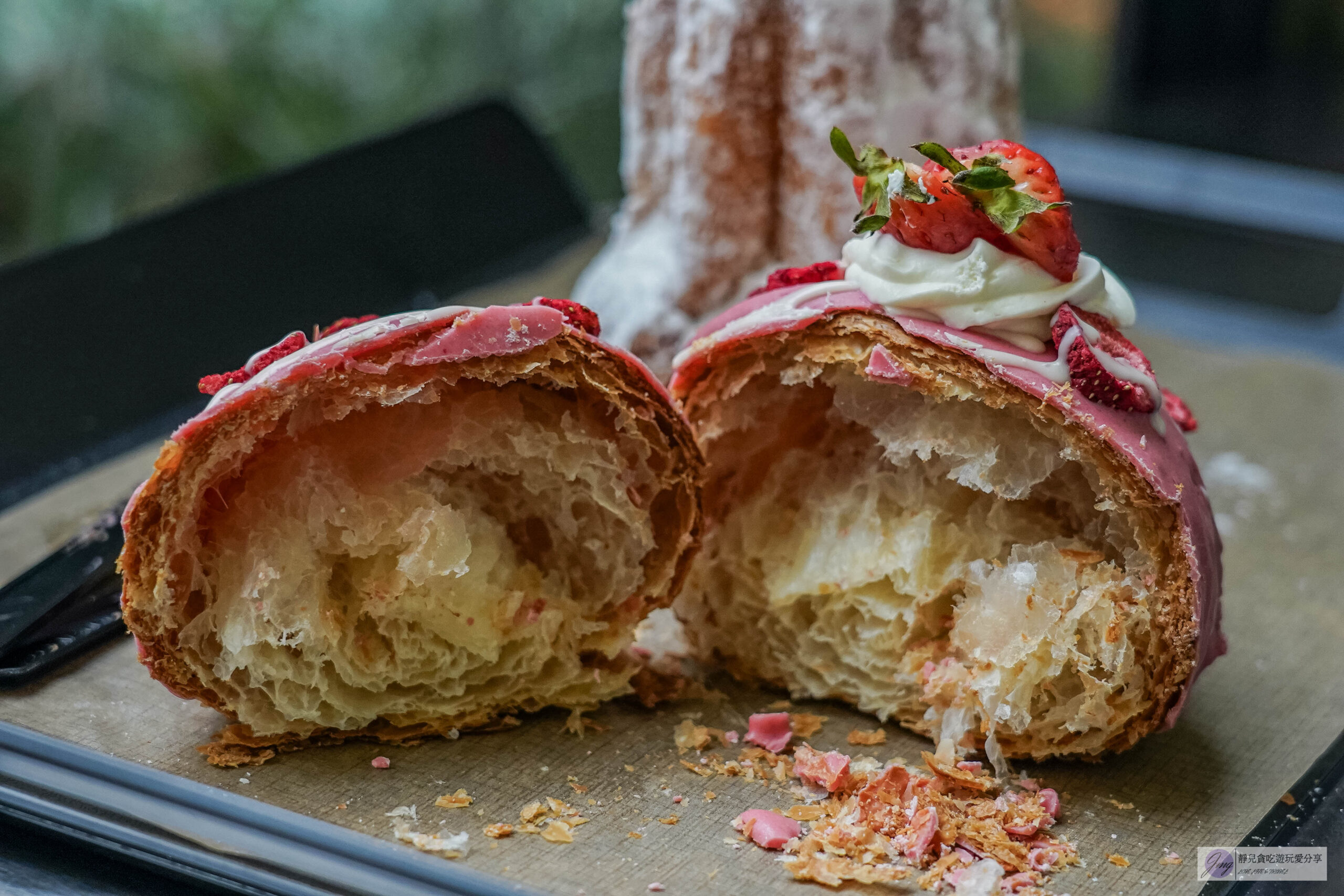 韓國首爾-Cafe Onion 聖水店-在地人氣咖啡廳！老屋改造工業風廢墟咖啡麵包店，雪山麵包Pandoro、草莓可頌必點/鄰近聖水地鐵站 @靜兒貪吃遊玩愛分享