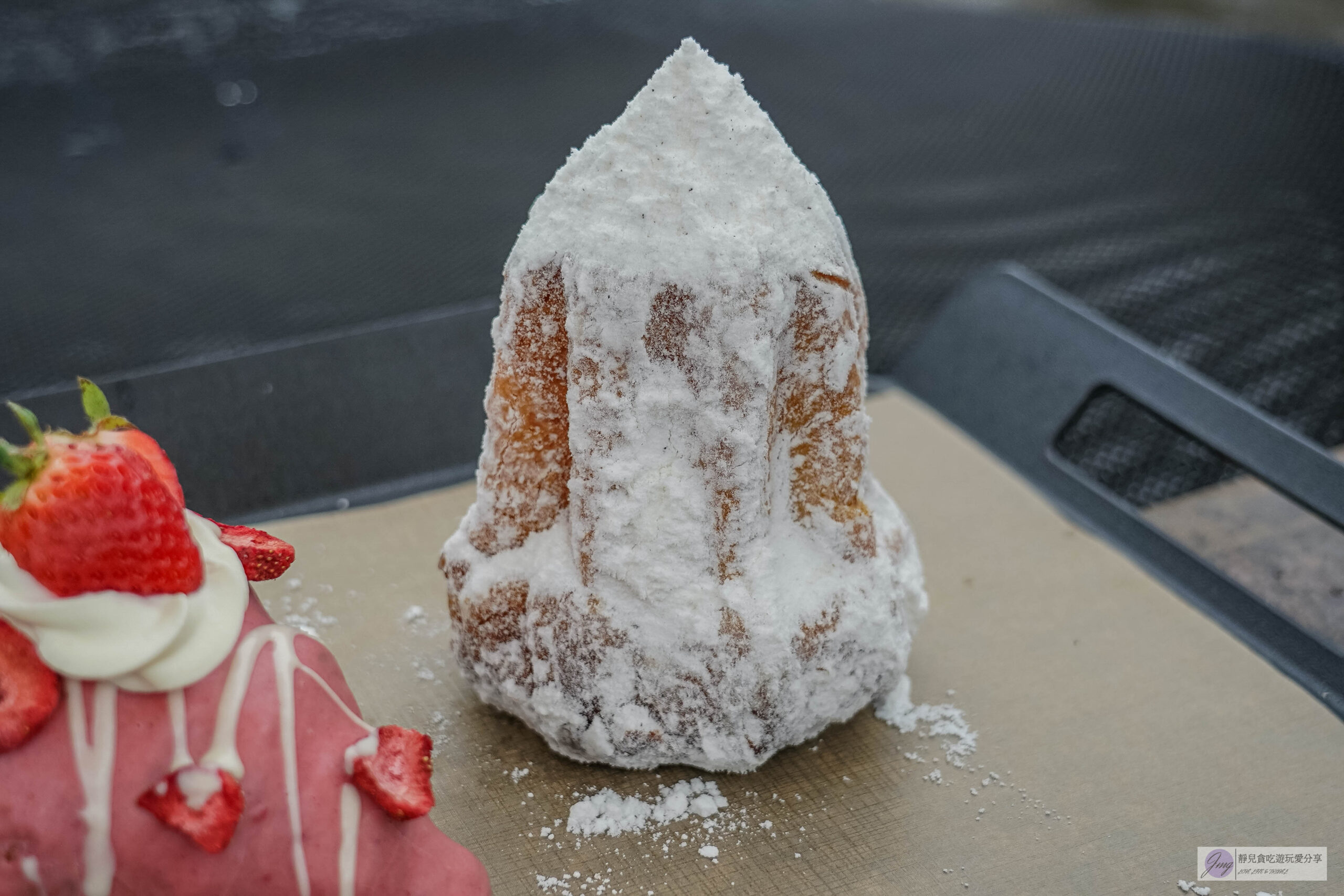 韓國首爾-Cafe Onion 聖水店-在地人氣咖啡廳！老屋改造工業風廢墟咖啡麵包店，雪山麵包Pandoro、草莓可頌必點/鄰近聖水地鐵站 @靜兒貪吃遊玩愛分享