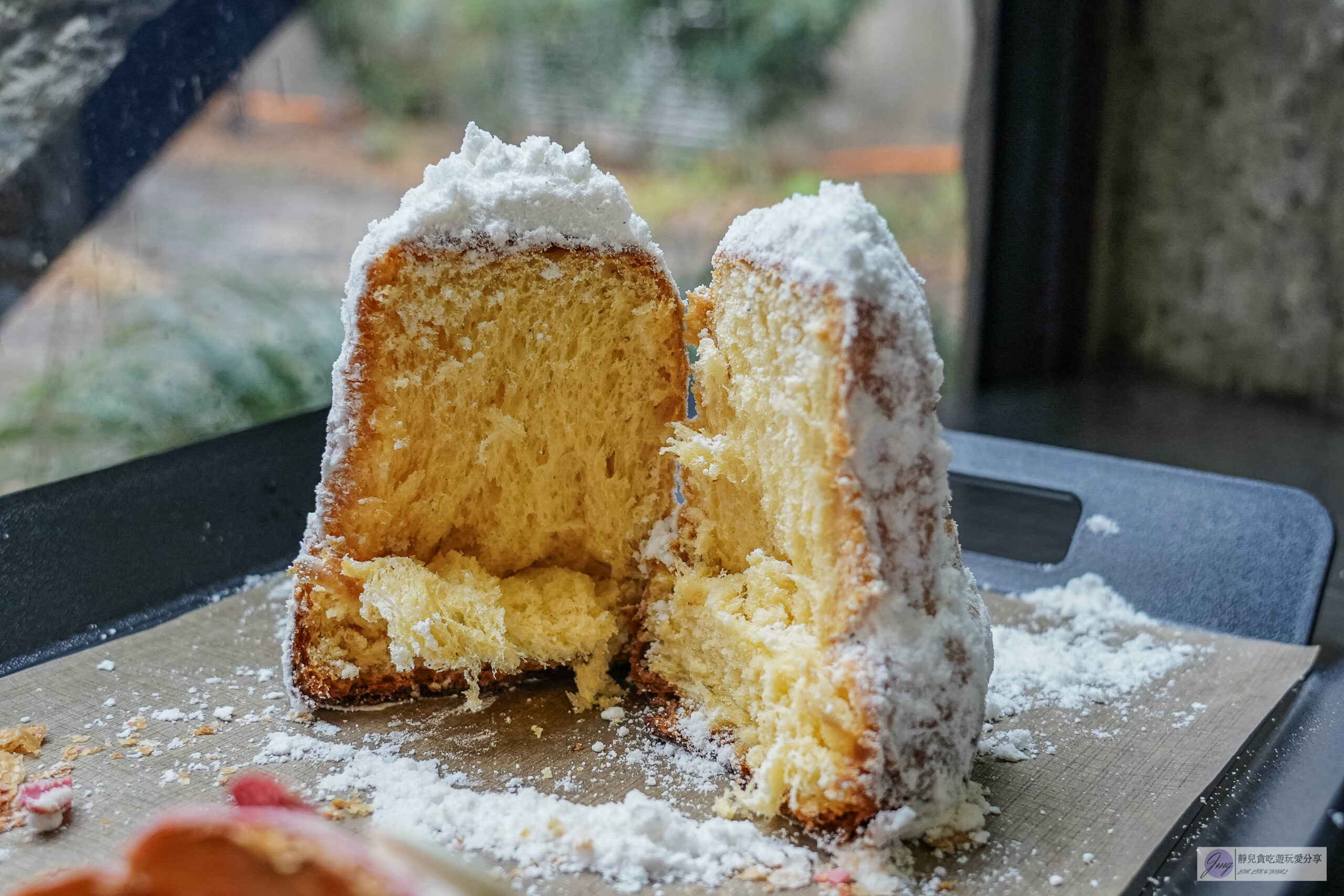 韓國首爾-Cafe Onion 聖水店-在地人氣咖啡廳！老屋改造工業風廢墟咖啡麵包店，雪山麵包Pandoro、草莓可頌必點/鄰近聖水地鐵站 @靜兒貪吃遊玩愛分享