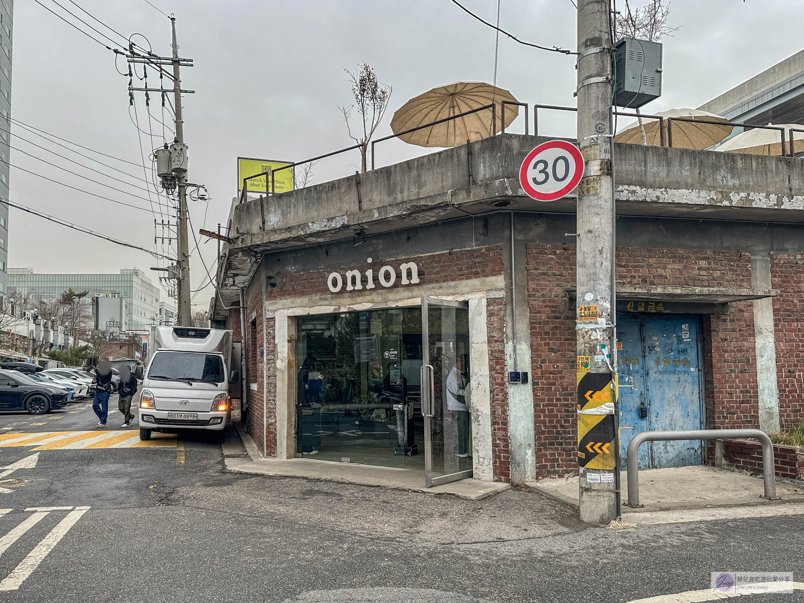 韓國首爾-Cafe Onion 聖水店-在地人氣咖啡廳！老屋改造工業風廢墟咖啡麵包店，雪山麵包Pandoro、草莓可頌必點/鄰近聖水地鐵站 @靜兒貪吃遊玩愛分享