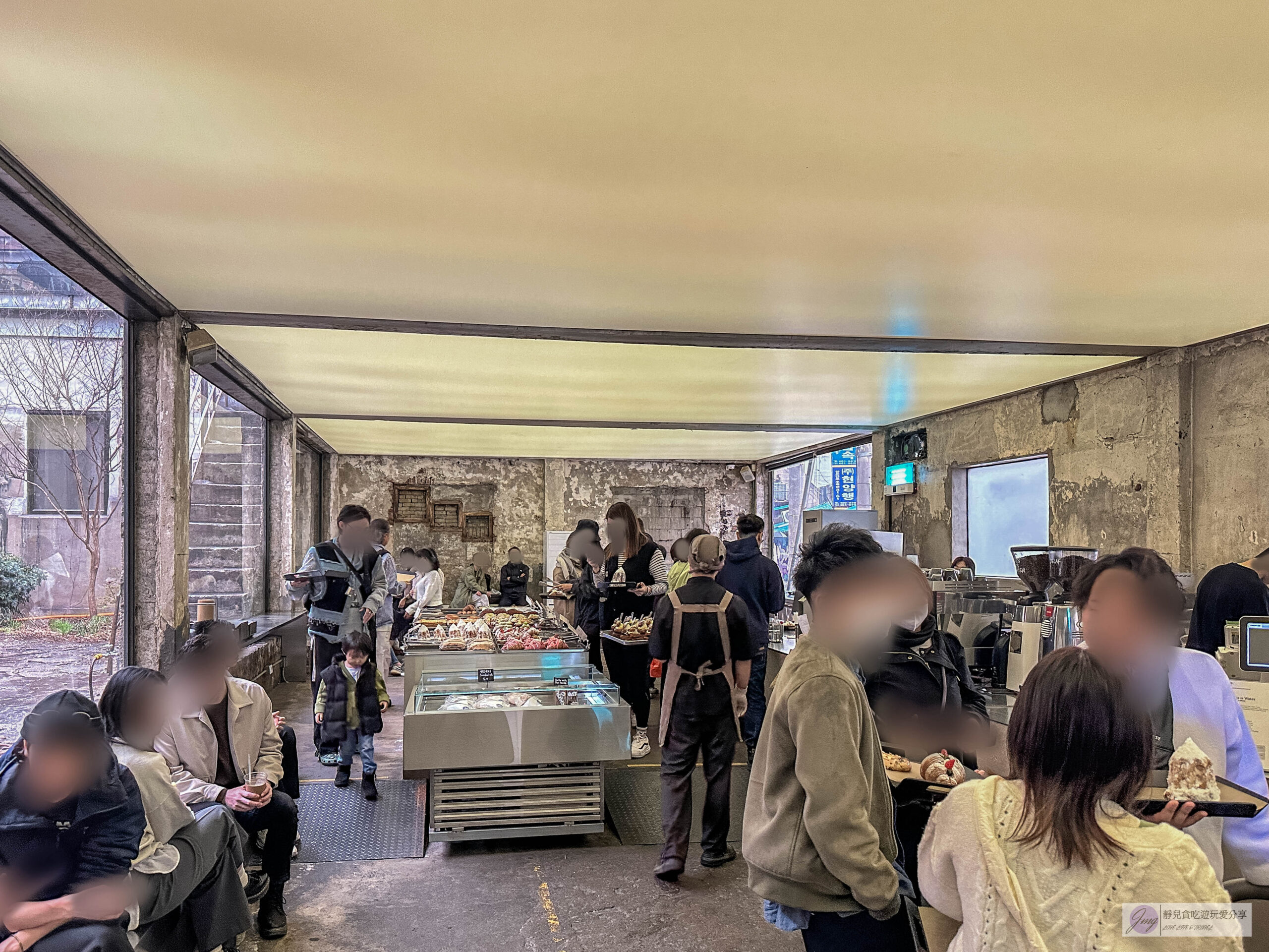 韓國首爾-Cafe Onion 聖水店-在地人氣咖啡廳！老屋改造工業風廢墟咖啡麵包店，雪山麵包Pandoro、草莓可頌必點/鄰近聖水地鐵站 @靜兒貪吃遊玩愛分享