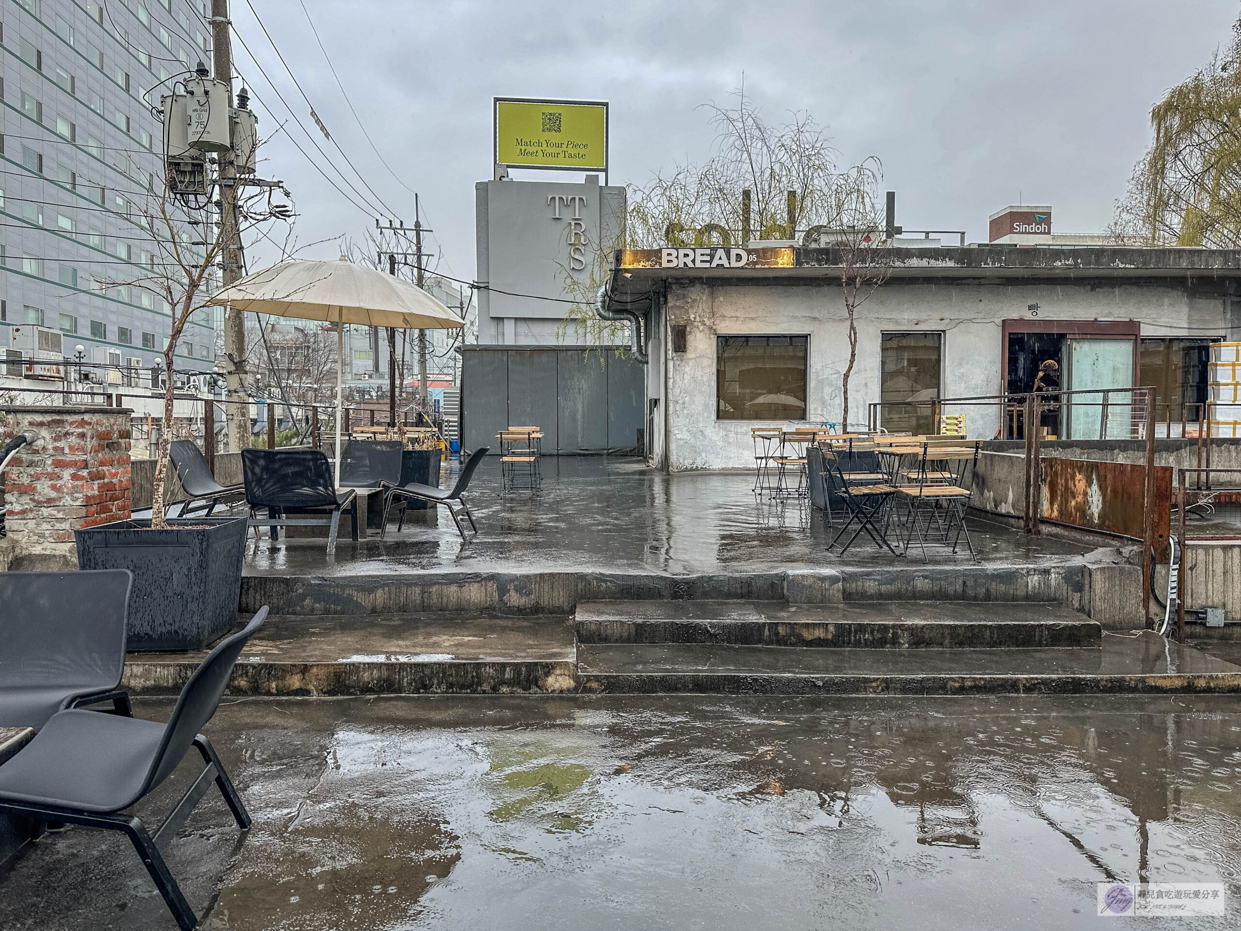 韓國首爾-Cafe Onion 聖水店-在地人氣咖啡廳！老屋改造工業風廢墟咖啡麵包店，雪山麵包Pandoro、草莓可頌必點/鄰近聖水地鐵站 @靜兒貪吃遊玩愛分享