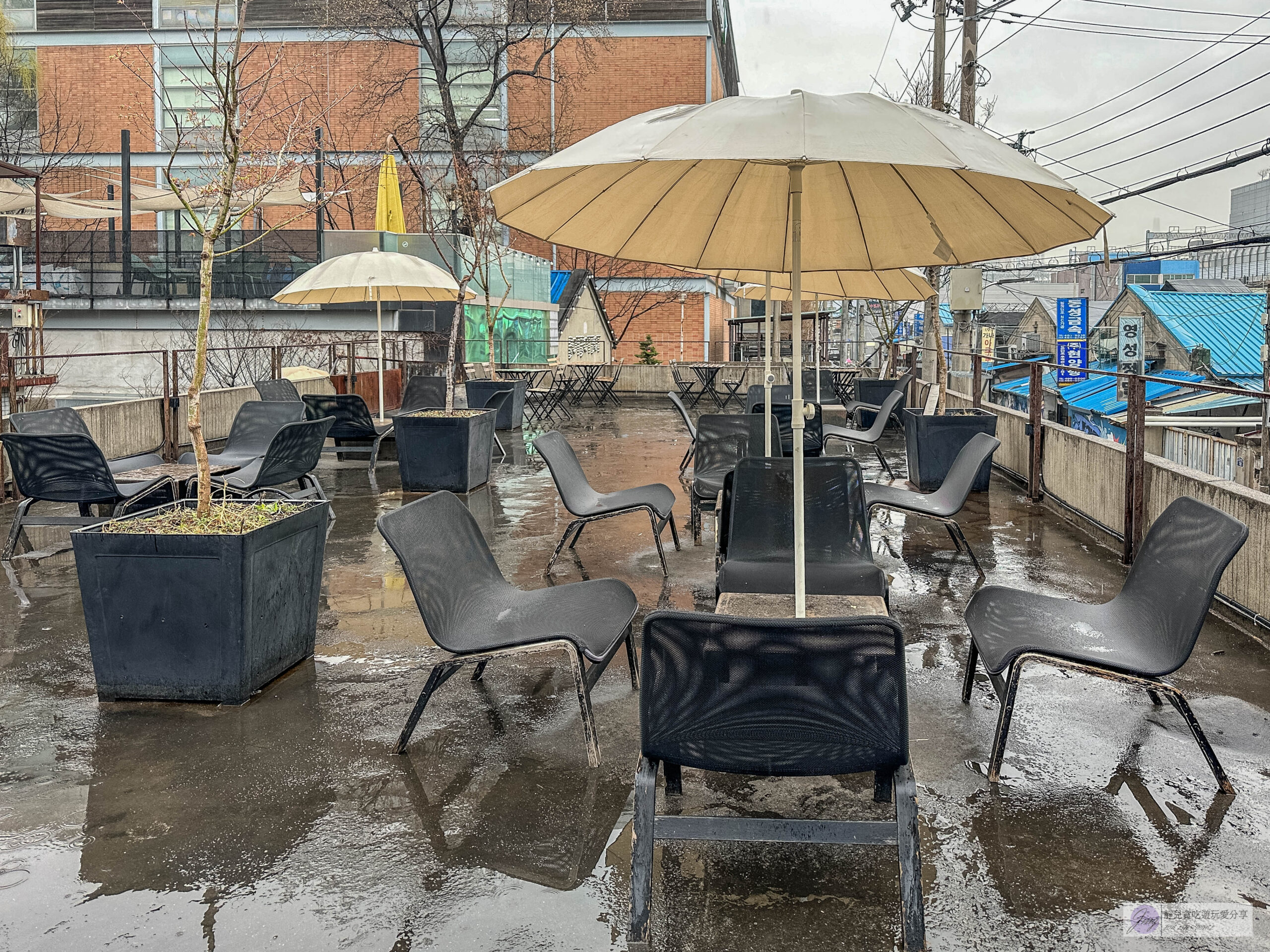 韓國首爾-Cafe Onion 聖水店-在地人氣咖啡廳！老屋改造工業風廢墟咖啡麵包店，雪山麵包Pandoro、草莓可頌必點/鄰近聖水地鐵站 @靜兒貪吃遊玩愛分享