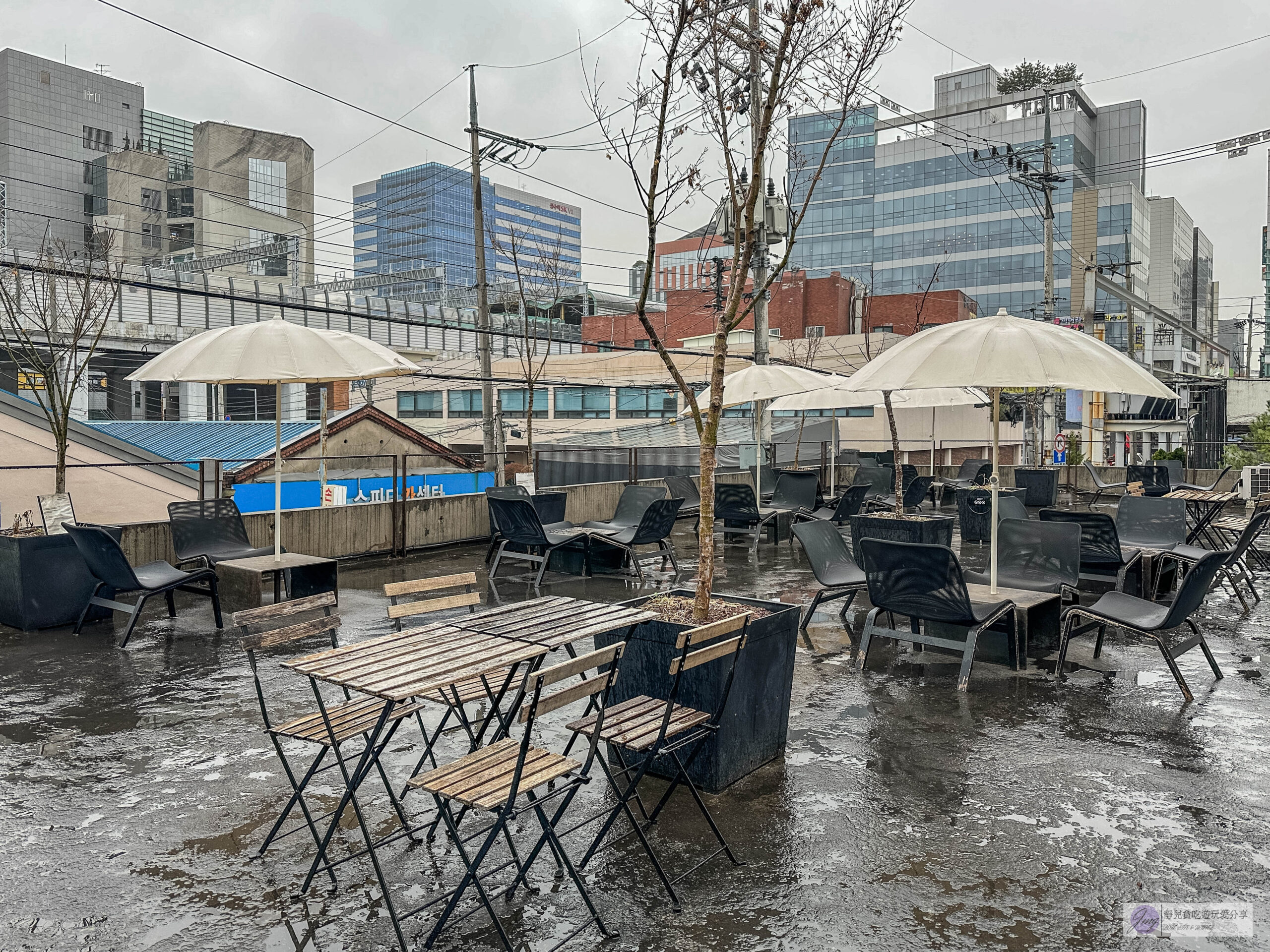 韓國首爾-Cafe Onion 聖水店-在地人氣咖啡廳！老屋改造工業風廢墟咖啡麵包店，雪山麵包Pandoro、草莓可頌必點/鄰近聖水地鐵站 @靜兒貪吃遊玩愛分享