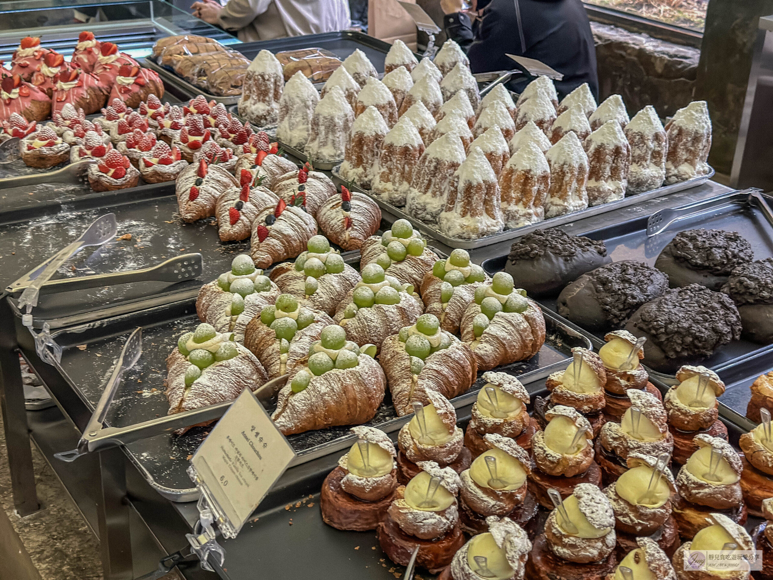 韓國首爾-Cafe Onion 聖水店-在地人氣咖啡廳！老屋改造工業風廢墟咖啡麵包店，雪山麵包Pandoro、草莓可頌必點/鄰近聖水地鐵站 @靜兒貪吃遊玩愛分享
