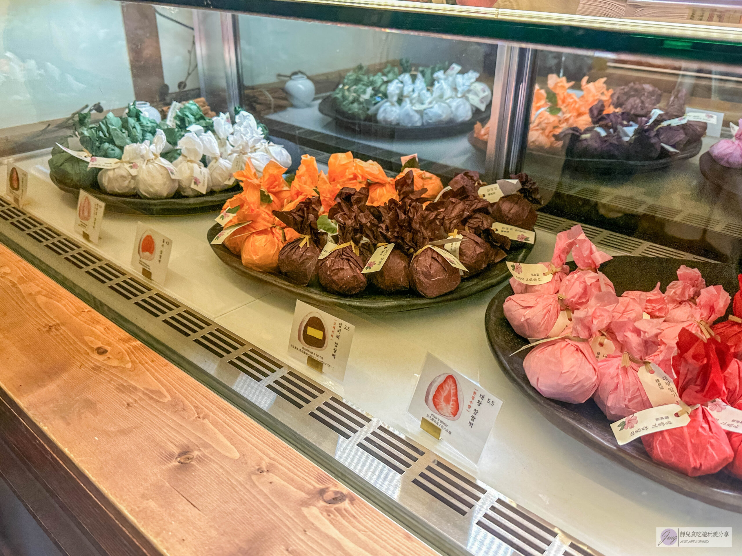 韓國首爾-韓貞仙 聖水總店-草莓控的最愛！多達9種口味，人氣排隊新鮮水果草莓大福 @靜兒貪吃遊玩愛分享