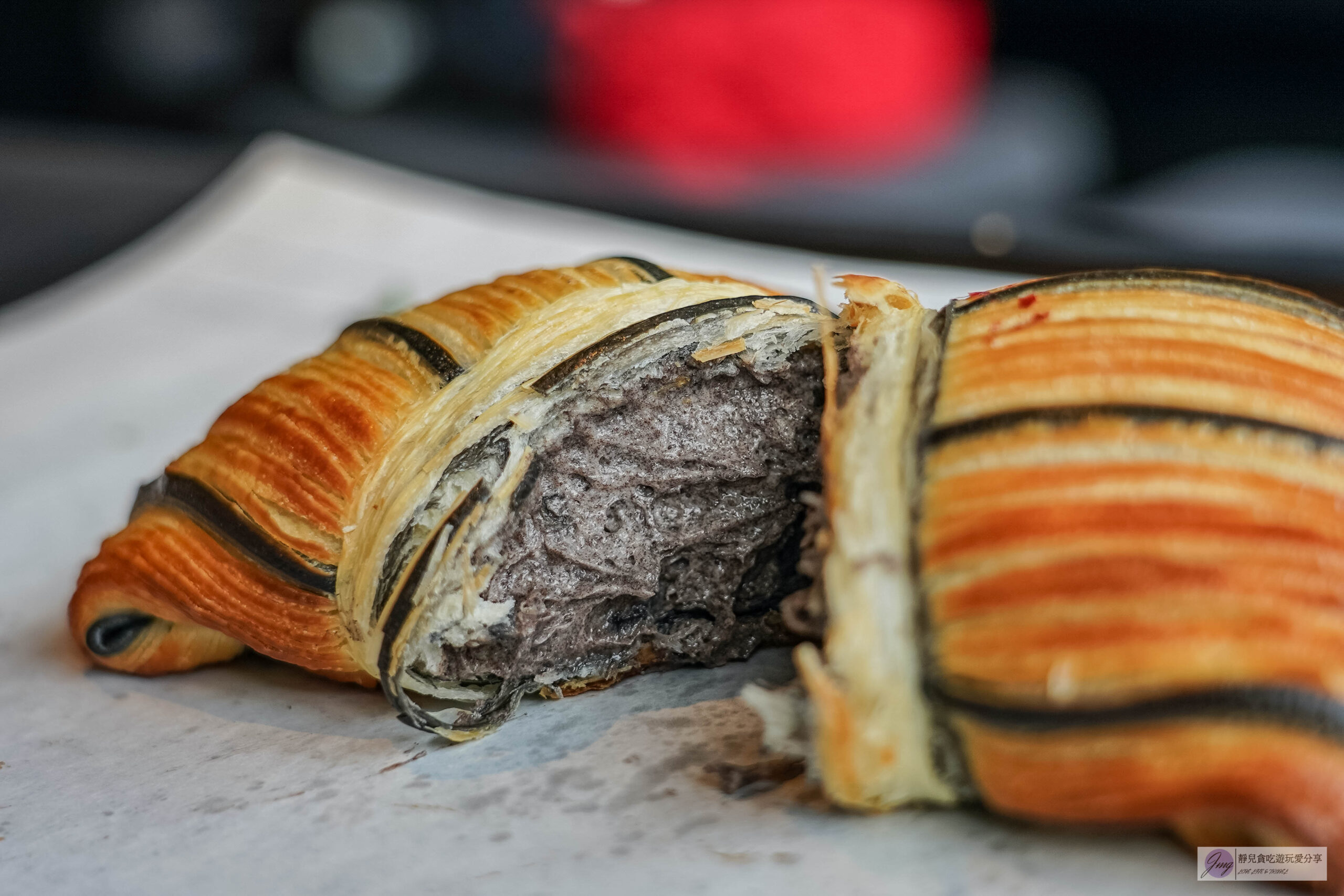 韓國首爾-RAIN REPORT Croissant-唯一一間會下雨的咖啡廳！在地人氣咖啡廳，繽紛爆漿的彩虹可頌 @靜兒貪吃遊玩愛分享