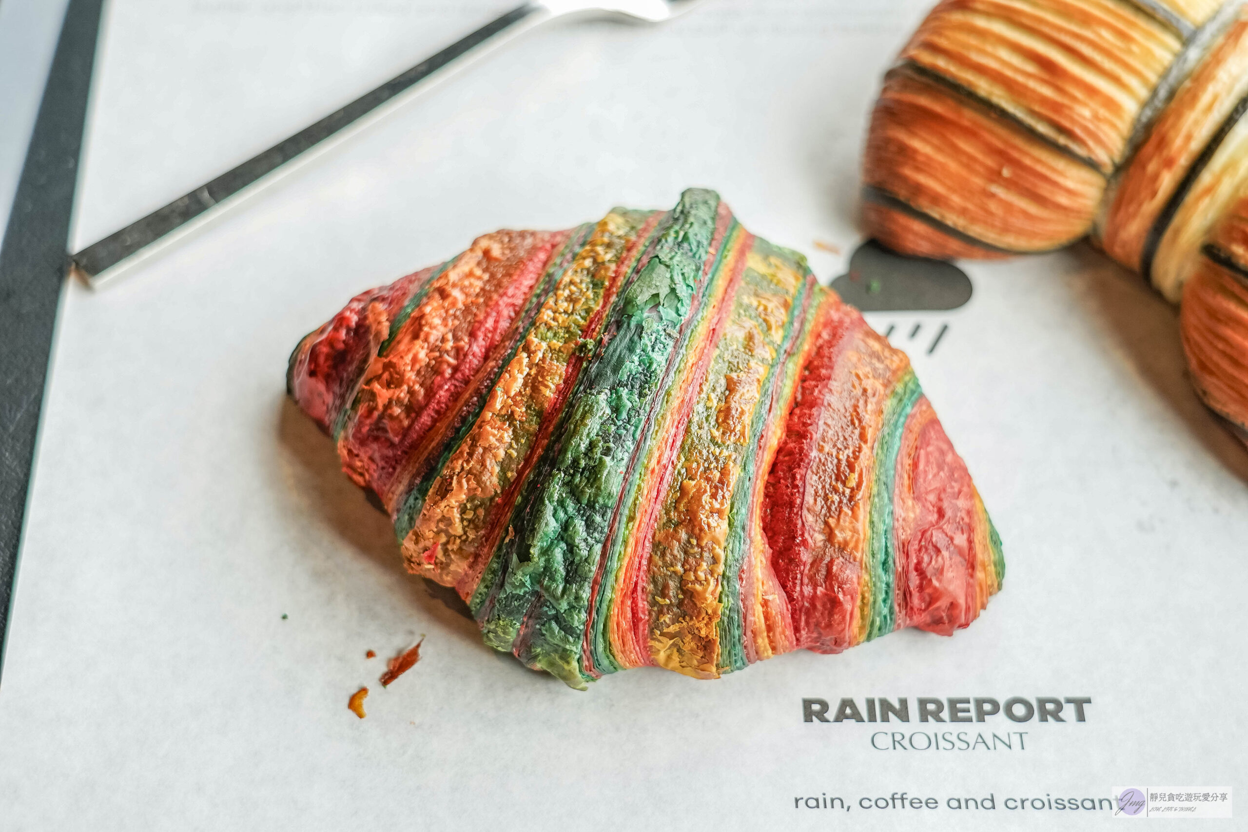 韓國首爾-RAIN REPORT Croissant-唯一一間會下雨的咖啡廳！在地人氣咖啡廳，繽紛爆漿的彩虹可頌 @靜兒貪吃遊玩愛分享