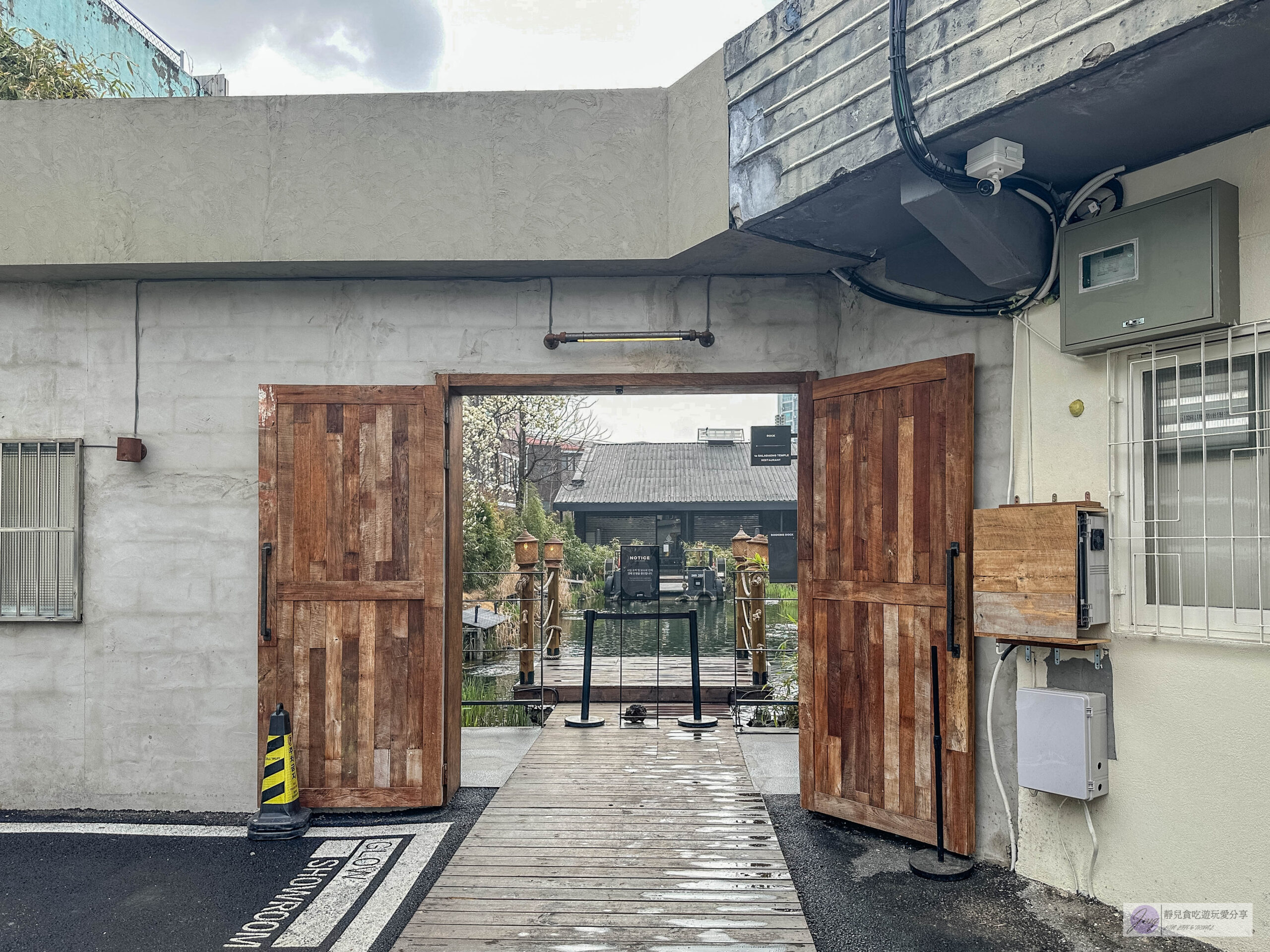 韓國首爾-RAIN REPORT Croissant-唯一一間會下雨的咖啡廳！在地人氣咖啡廳，繽紛爆漿的彩虹可頌 @靜兒貪吃遊玩愛分享