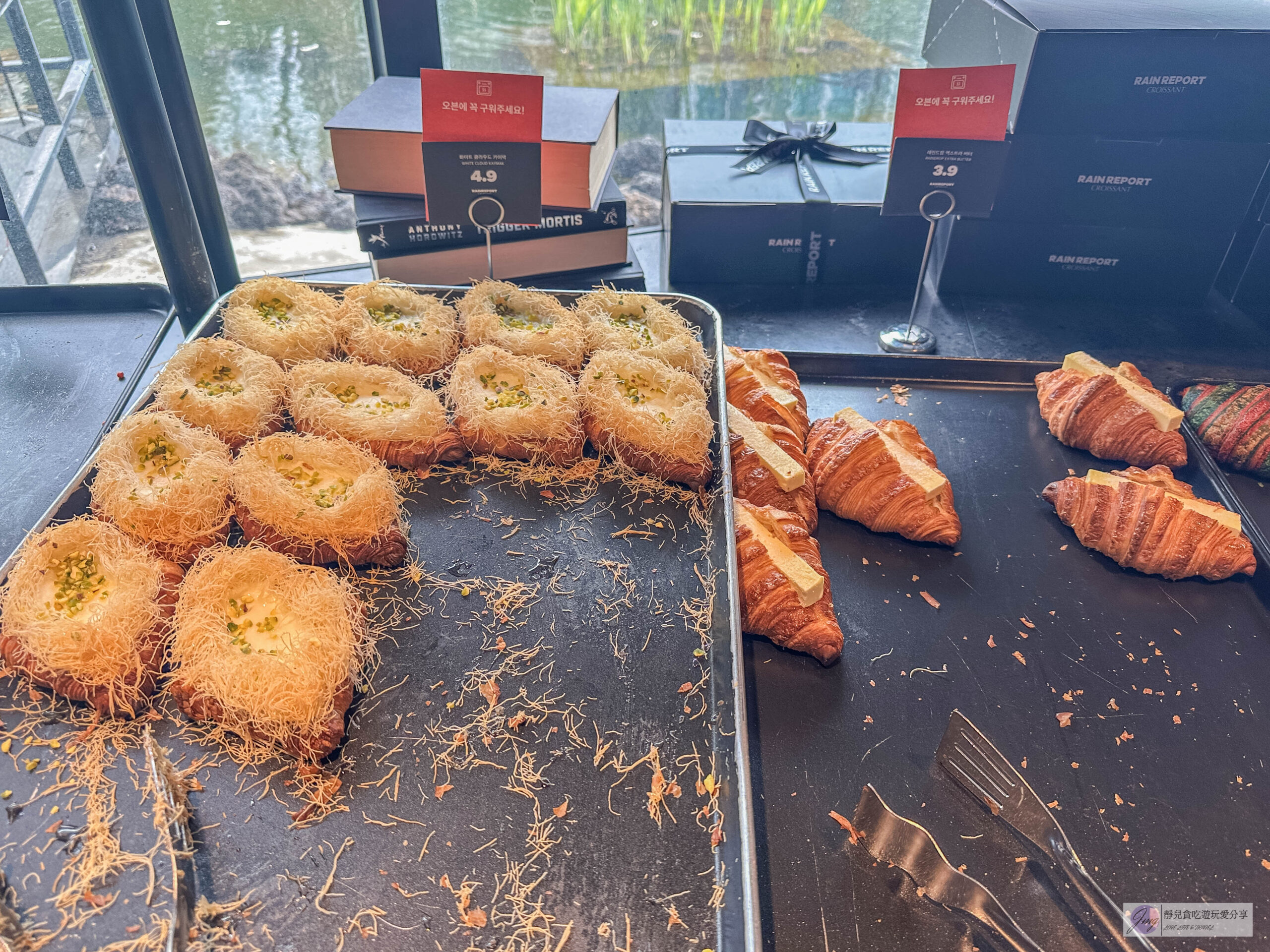 韓國首爾-RAIN REPORT Croissant-唯一一間會下雨的咖啡廳！在地人氣咖啡廳，繽紛爆漿的彩虹可頌 @靜兒貪吃遊玩愛分享