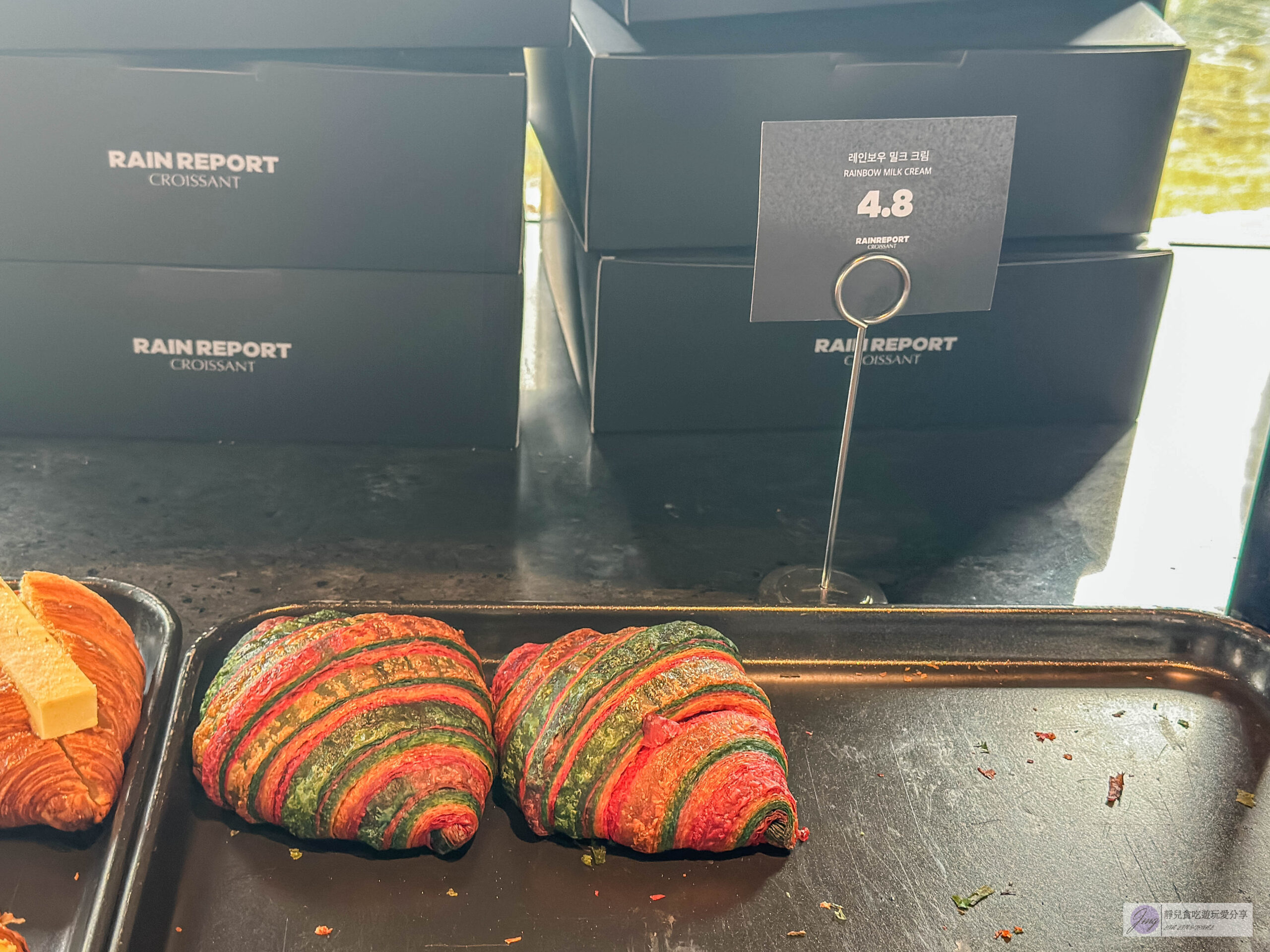 韓國首爾-RAIN REPORT Croissant-唯一一間會下雨的咖啡廳！在地人氣咖啡廳，繽紛爆漿的彩虹可頌 @靜兒貪吃遊玩愛分享