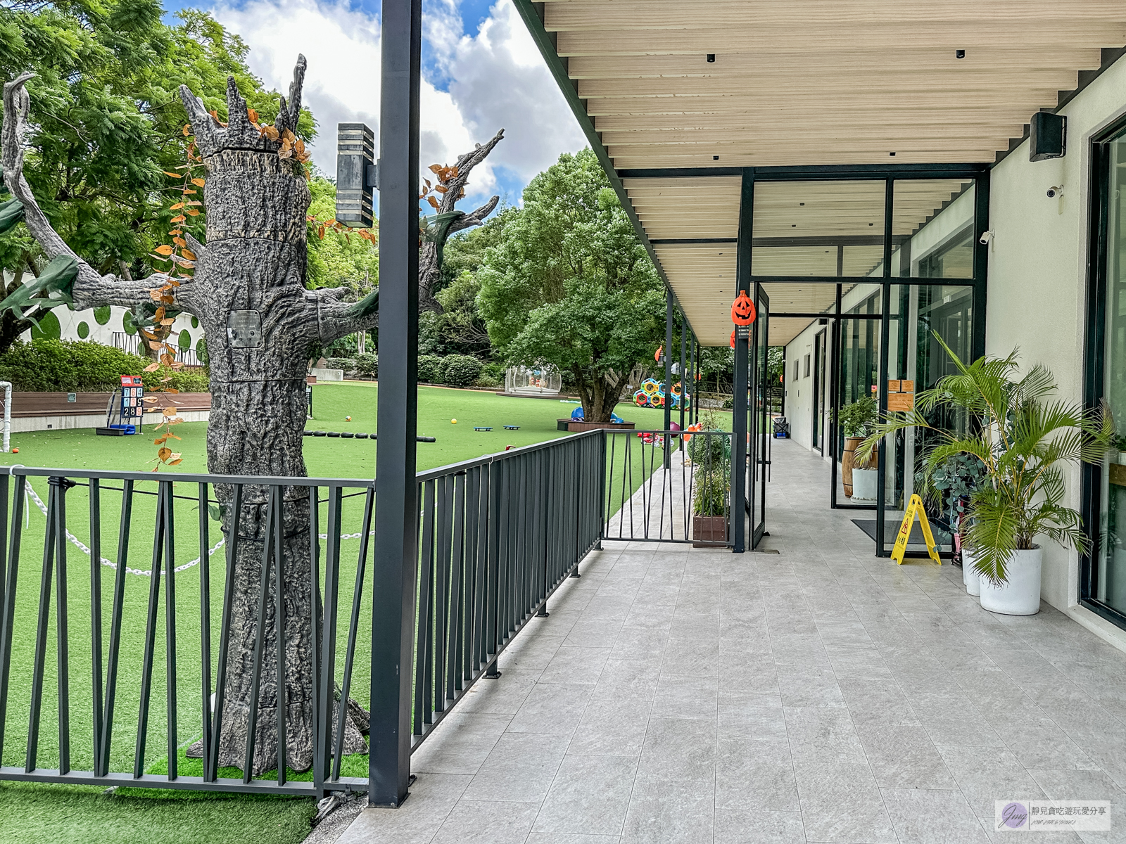 想窩11餐旅館-佔地300坪大草坪！沙坑、大型溜滑梯、球池通通有，用一餐完整天超強放電親子餐廳/鄰近弘光科技大學 @靜兒貪吃遊玩愛分享