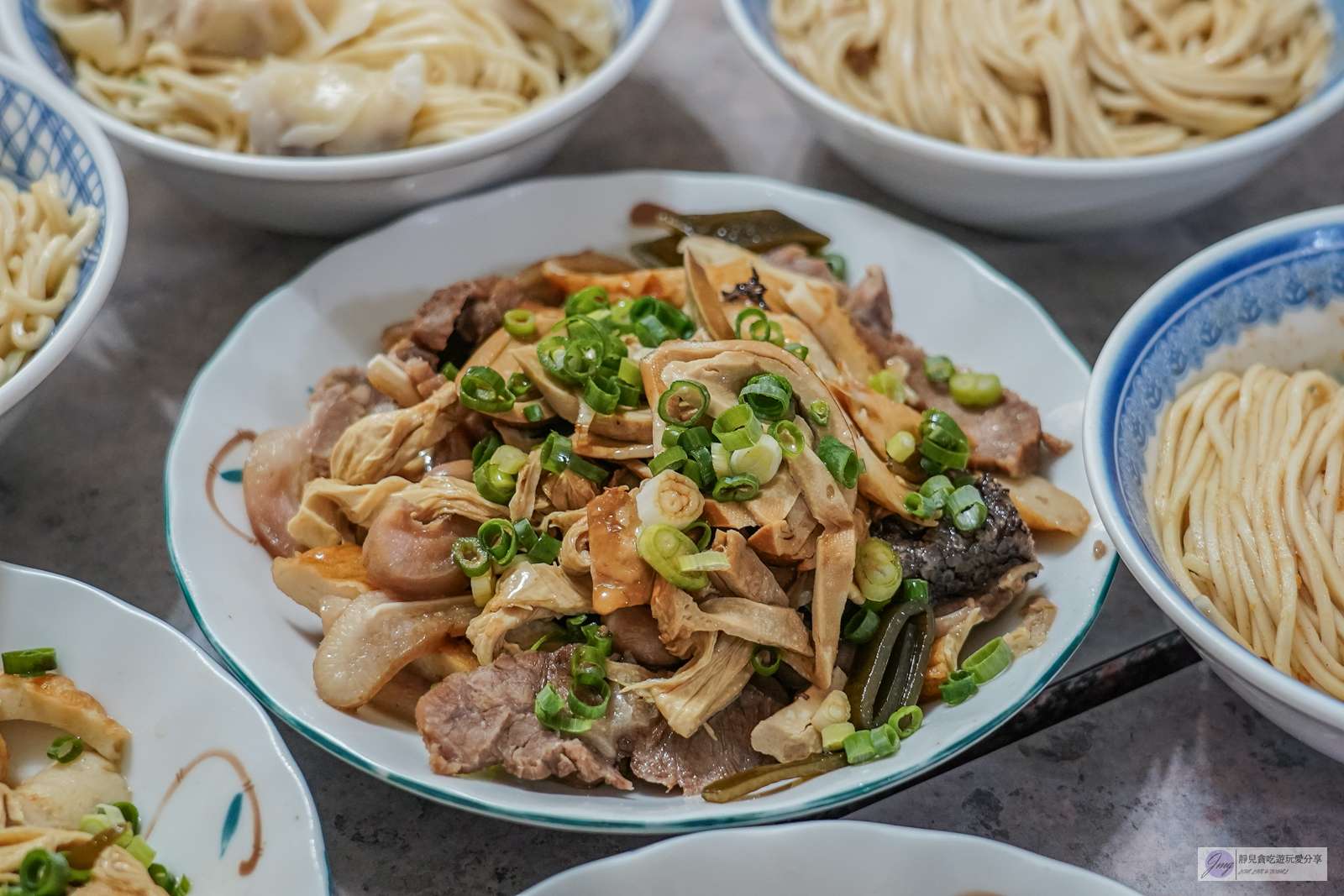 金鳳陽春麵-在地60年老字號！古早味肉燥乾麵加自製辣椒超推，人氣傳統麵店/鄰近金城國中 @靜兒貪吃遊玩愛分享