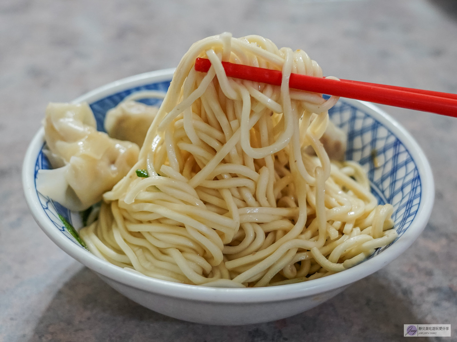 金鳳陽春麵-在地60年老字號！古早味肉燥乾麵加自製辣椒超推，人氣傳統麵店/鄰近金城國中 @靜兒貪吃遊玩愛分享