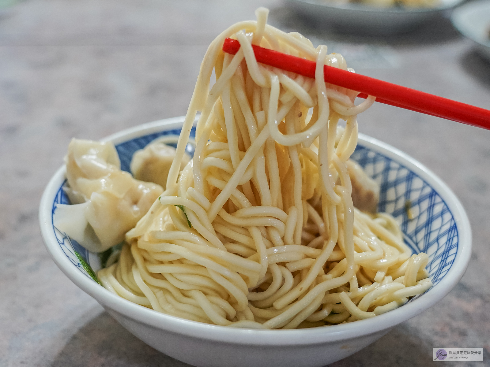金鳳陽春麵-在地60年老字號！古早味肉燥乾麵加自製辣椒超推，人氣傳統麵店/鄰近金城國中 @靜兒貪吃遊玩愛分享