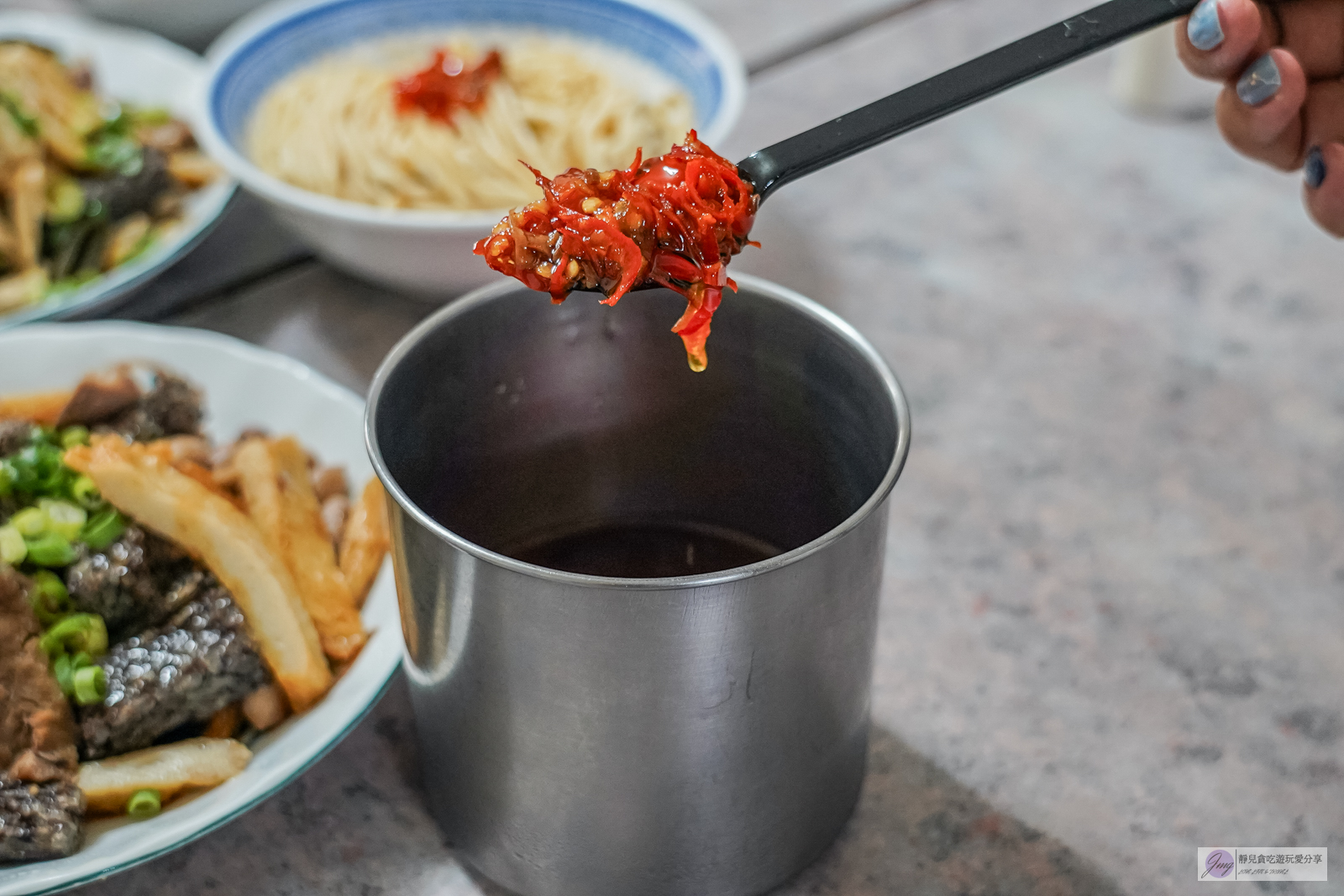 金鳳陽春麵-在地60年老字號！古早味肉燥乾麵加自製辣椒超推，人氣傳統麵店/鄰近金城國中 @靜兒貪吃遊玩愛分享