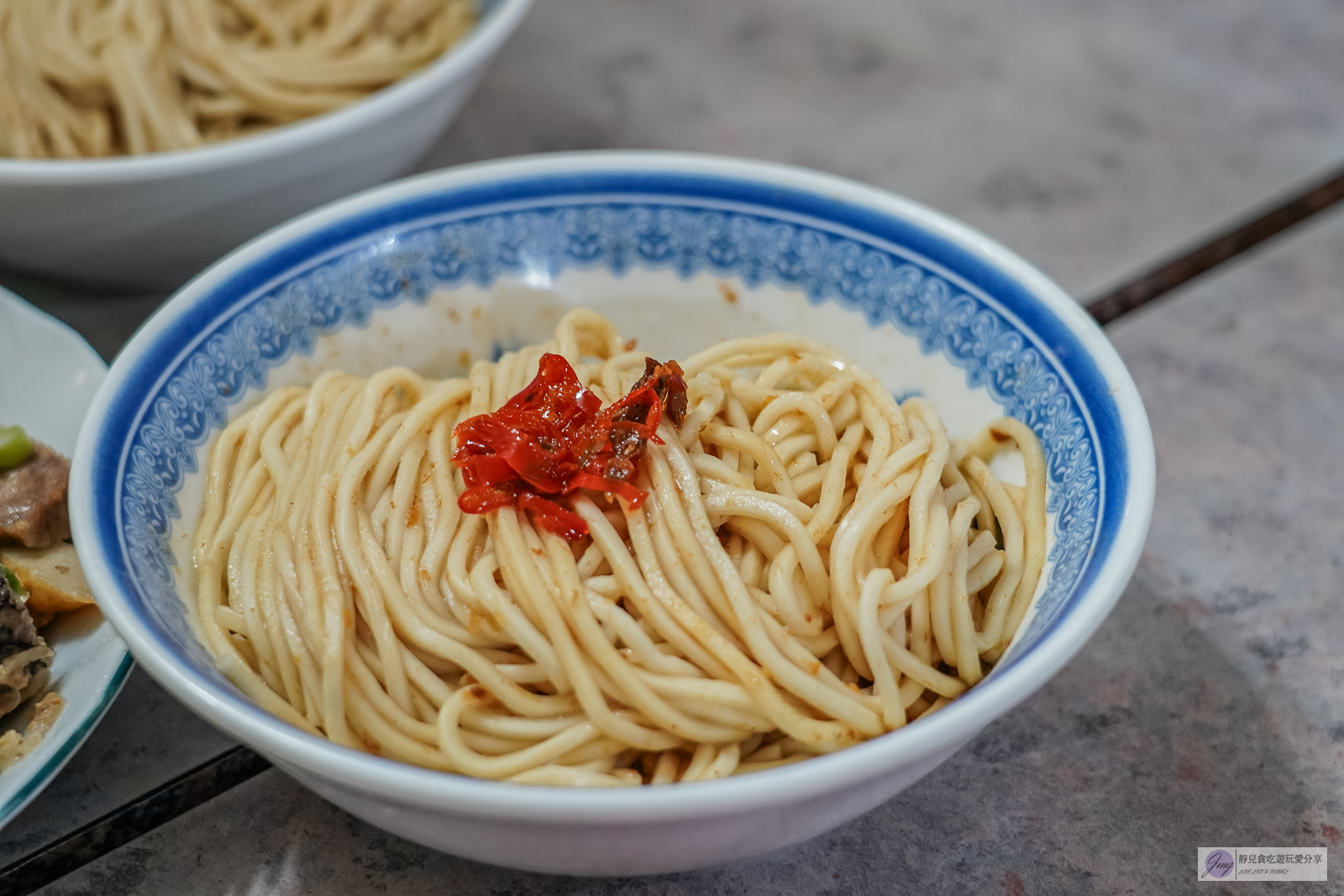 金鳳陽春麵-在地60年老字號!古早味肉燥乾麵加自製辣椒超推,人氣傳統麵店/鄰近金城國中 @靜兒貪吃遊玩愛分享 金鳳陽春麵-在地60年老字號!古早味肉燥乾麵加自製辣椒超推,人氣傳統麵店/鄰近金城國中 @靜兒貪吃遊玩愛分享