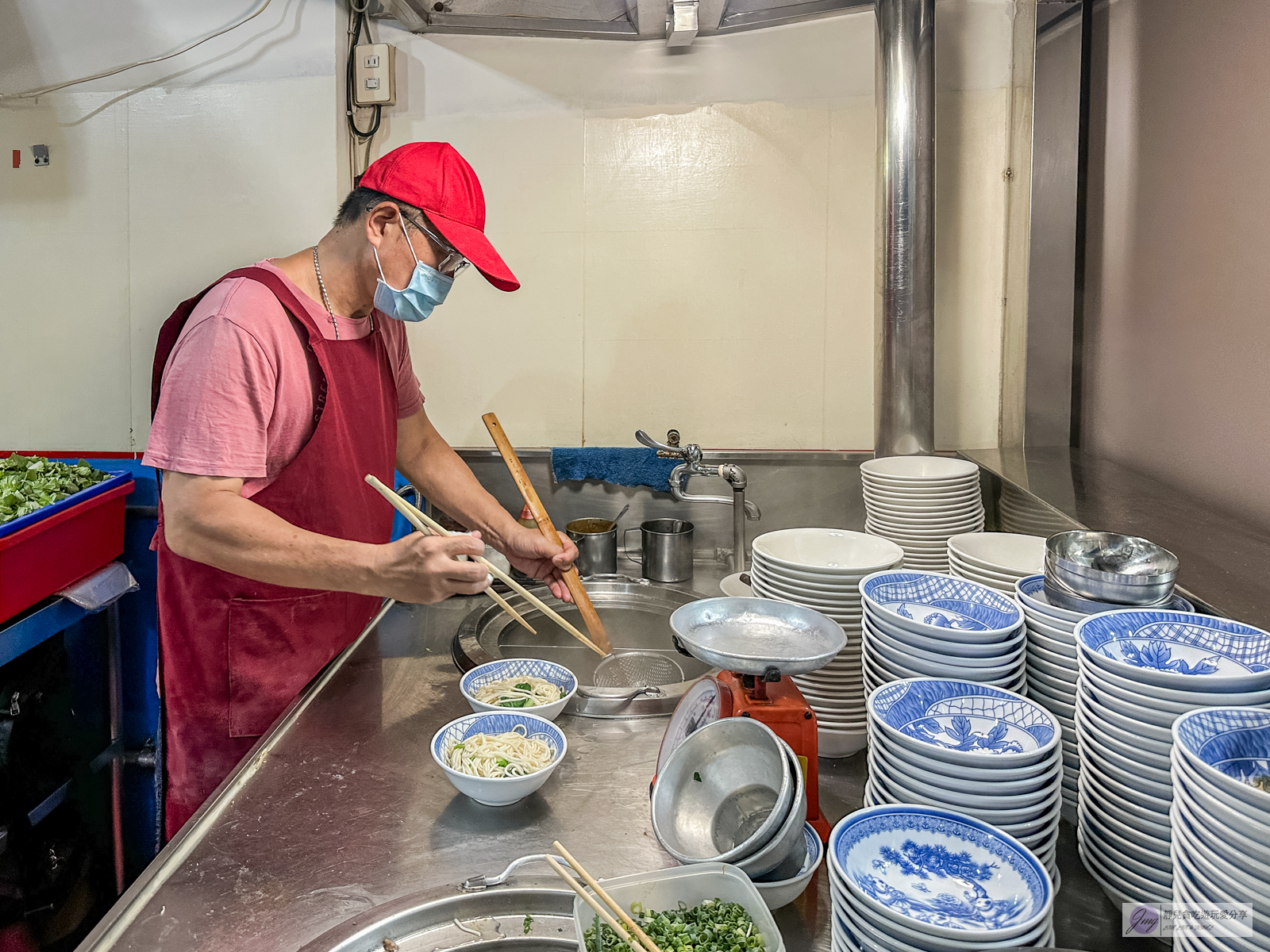 金鳳陽春麵-在地60年老字號!古早味肉燥乾麵加自製辣椒超推,人氣傳統麵店/鄰近金城國中 @靜兒貪吃遊玩愛分享 金鳳陽春麵-在地60年老字號!古早味肉燥乾麵加自製辣椒超推,人氣傳統麵店/鄰近金城國中 @靜兒貪吃遊玩愛分享