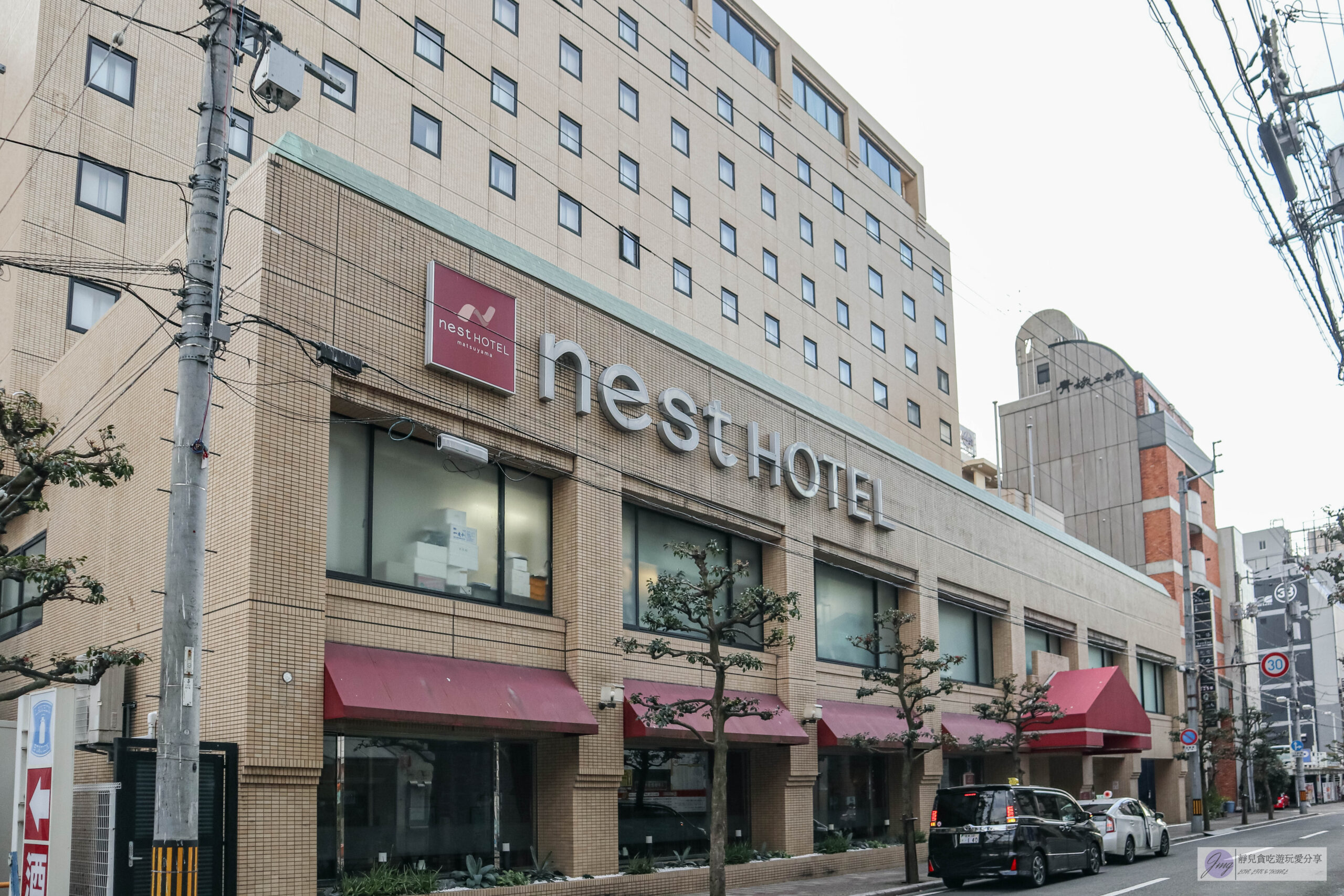 松山NEST飯店-小而巧的三星飯店，一晚不到台幣600元，樓下就有超商超便利/鄰近大街道商店街 @靜兒貪吃遊玩愛分享