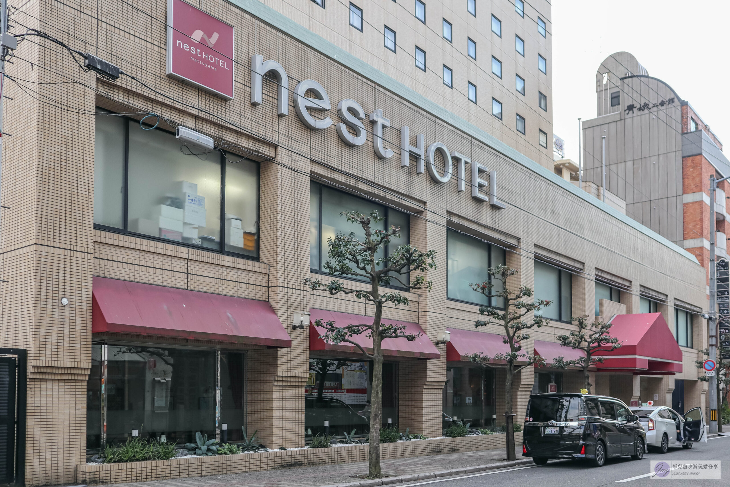 松山NEST飯店-小而巧的三星飯店，一晚不到台幣600元，樓下就有超商超便利/鄰近大街道商店街 @靜兒貪吃遊玩愛分享
