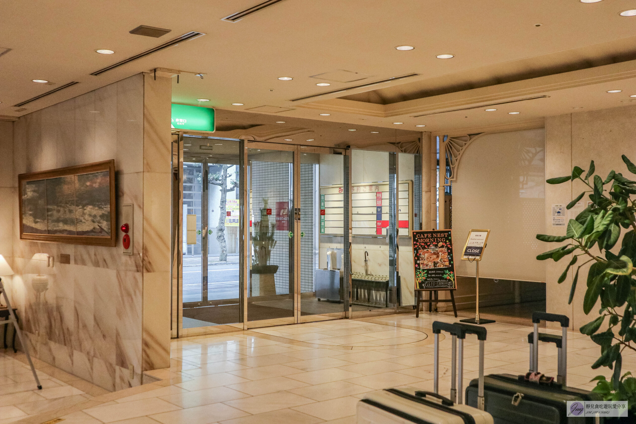 松山NEST飯店-小而巧的三星飯店，一晚不到台幣600元，樓下就有超商超便利/鄰近大街道商店街 @靜兒貪吃遊玩愛分享