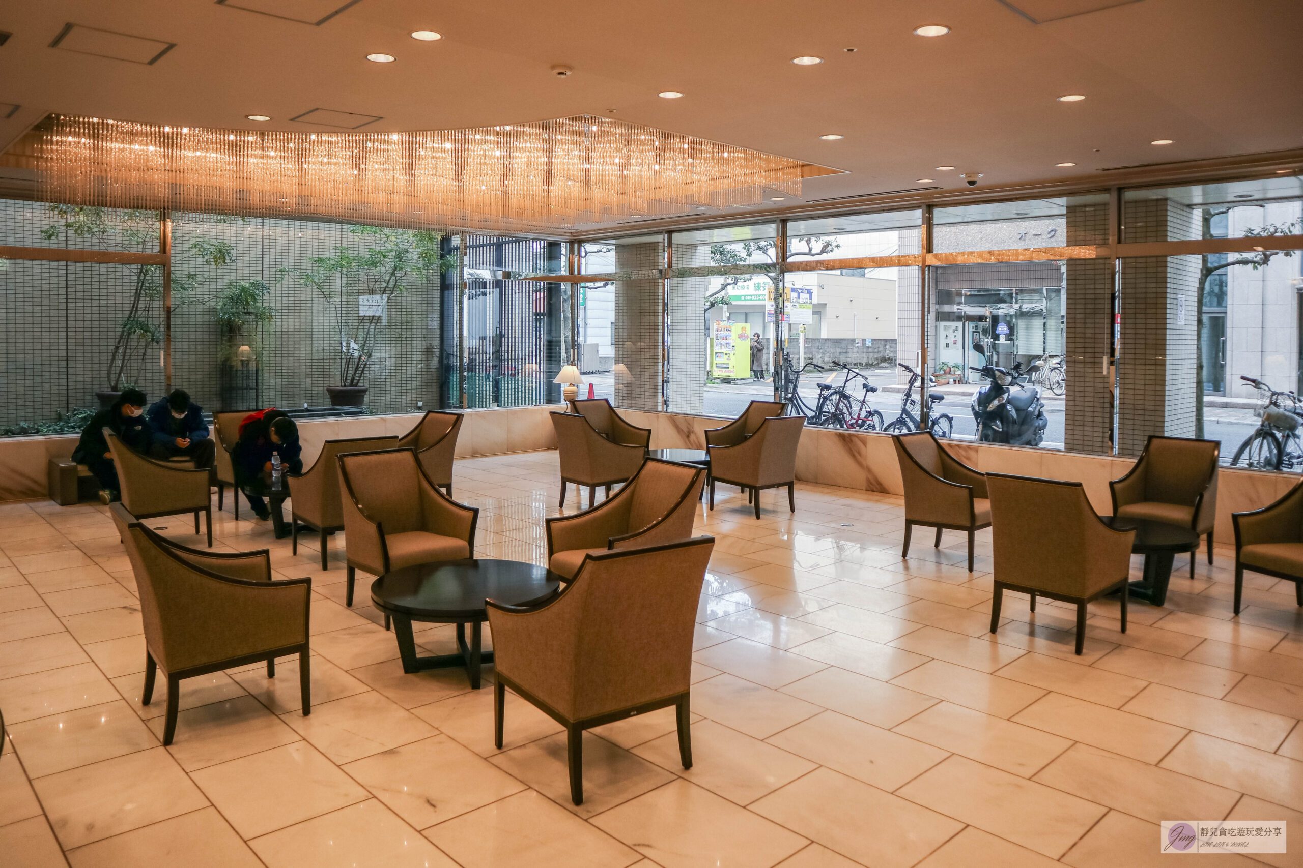 松山NEST飯店-小而巧的三星飯店，一晚不到台幣600元，樓下就有超商超便利/鄰近大街道商店街 @靜兒貪吃遊玩愛分享