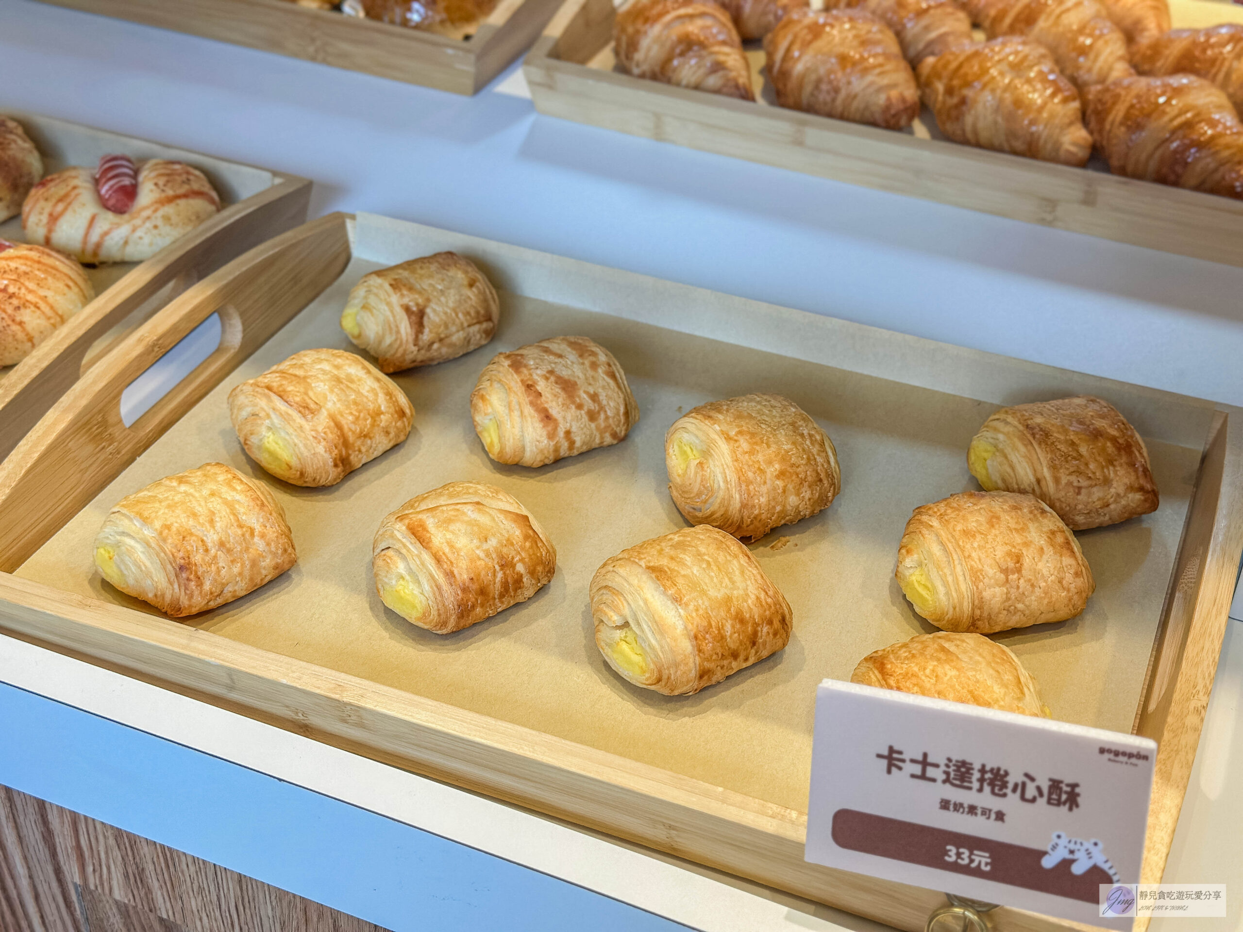 元氣麵包社gogopan-台中有名的韓系麵包店！每日現烤可頌捲心酥4顆100元，脆皮千層吐司、扁可頌、牛奶棒推薦/中路特區美食 @靜兒貪吃遊玩愛分享